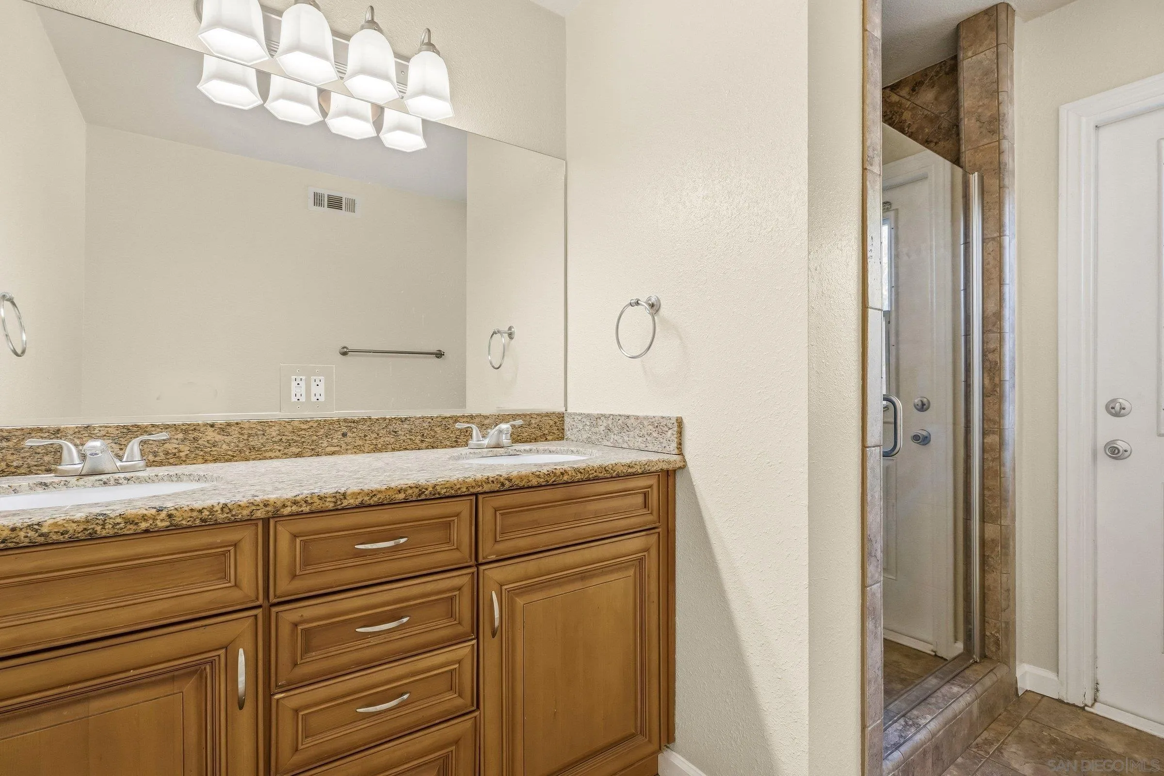 https://cdn.realtyfeed.com/cdn/127/260006452/bb2b9d07899bcd70400bdcf9087d0b54.webp