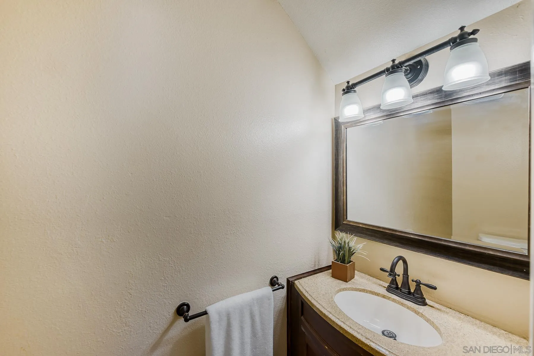 Photo #7: 260006456 Listing: Photo #7