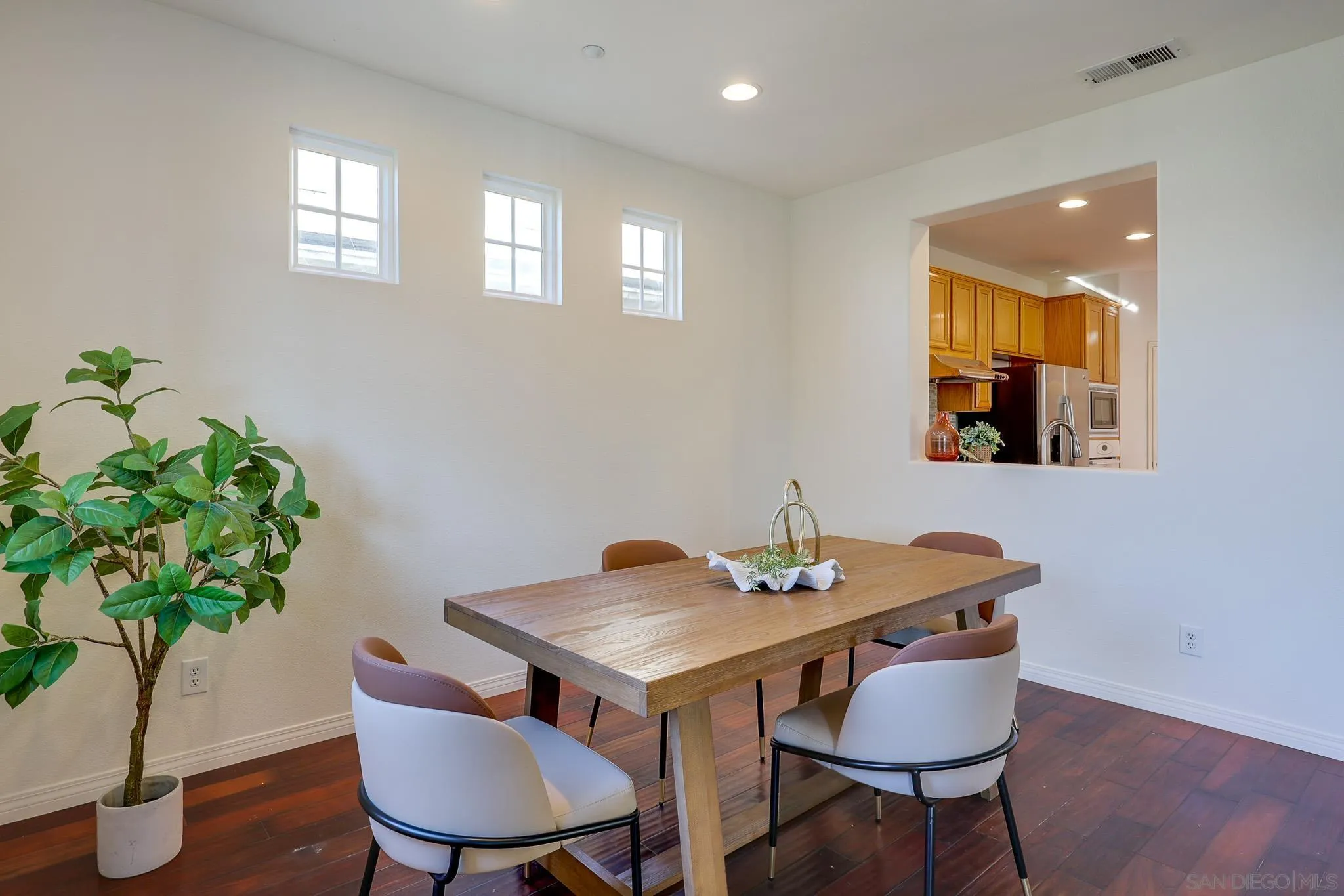 https://cdn.realtyfeed.com/cdn/127/260006458/383e5c7ded962303b198676d7c5248d8.webp