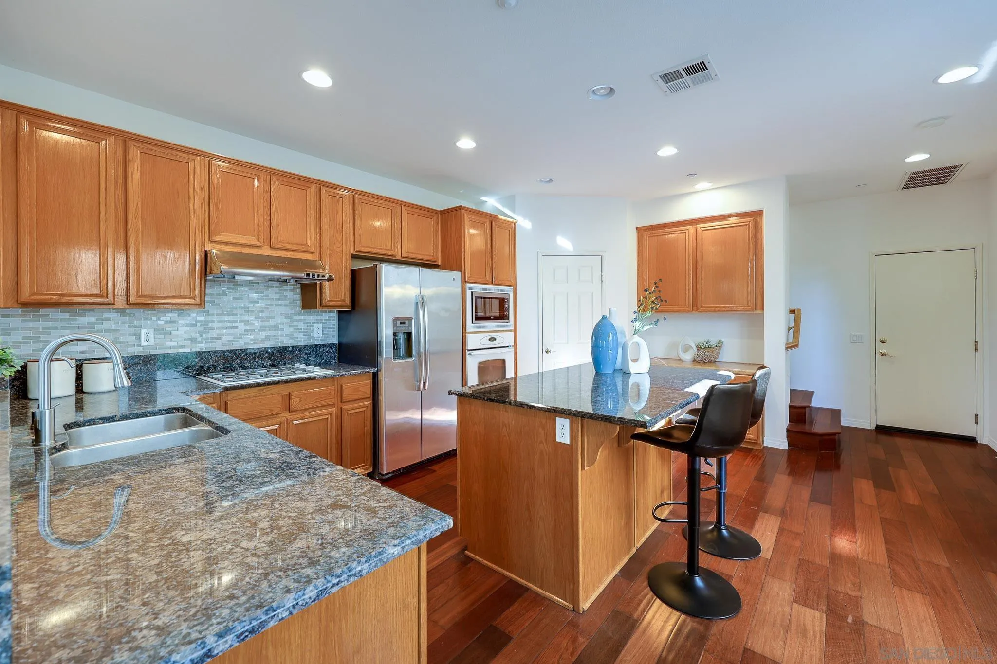 https://cdn.realtyfeed.com/cdn/127/260006458/7b701f4d741403a1973155bf0c730368.webp