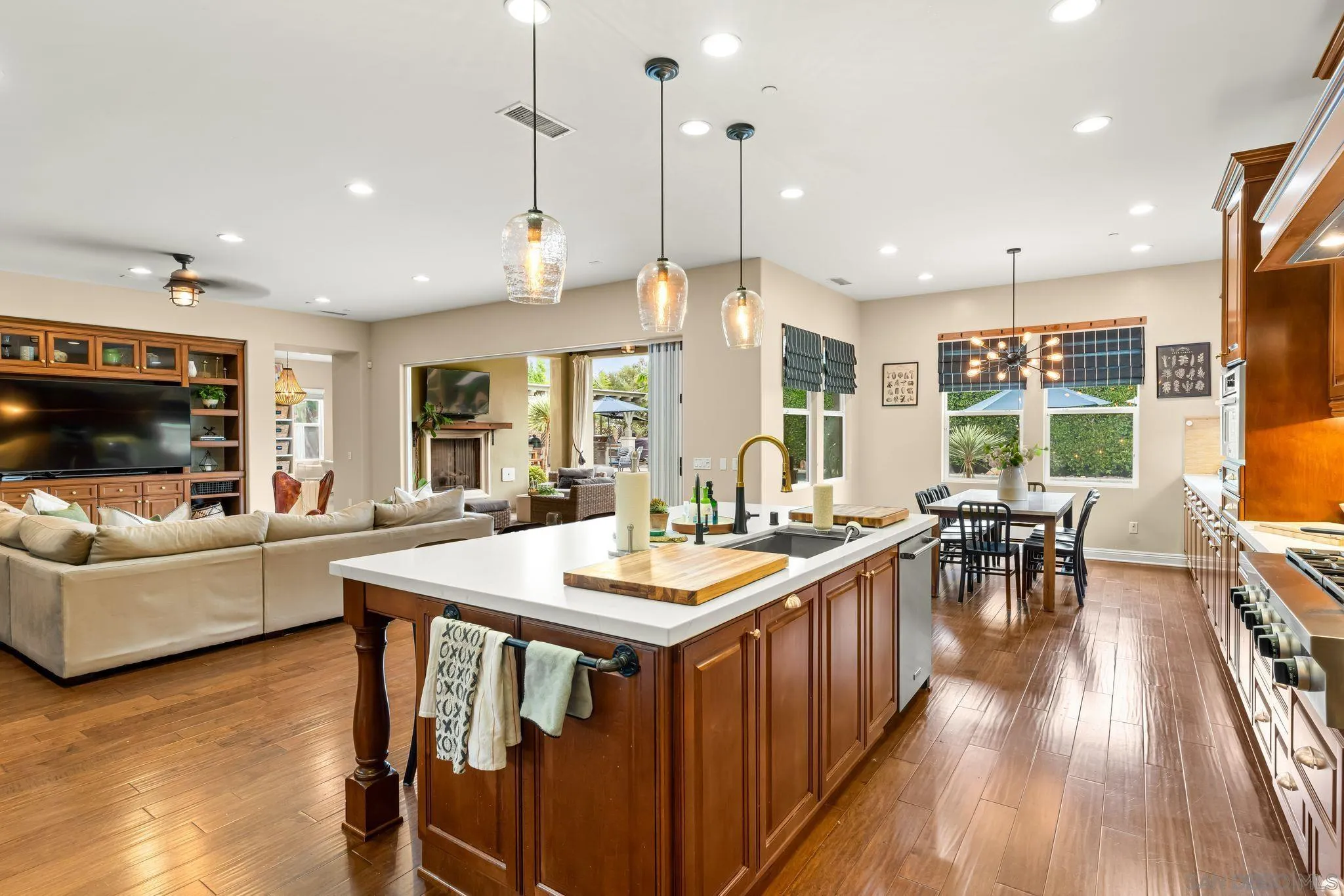 https://cdn.realtyfeed.com/cdn/127/260006495/b942cf878eb64aab3cf8c5704d372ede.webp