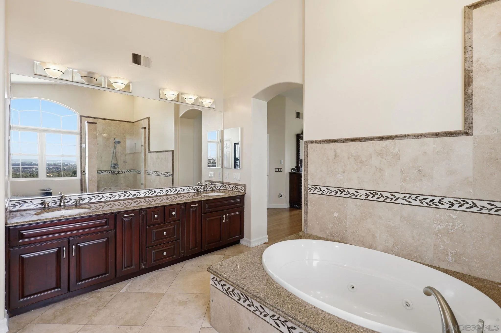 https://cdn.realtyfeed.com/cdn/127/260006510/8de2c14269d5b813131ae1c7900eb565.webp