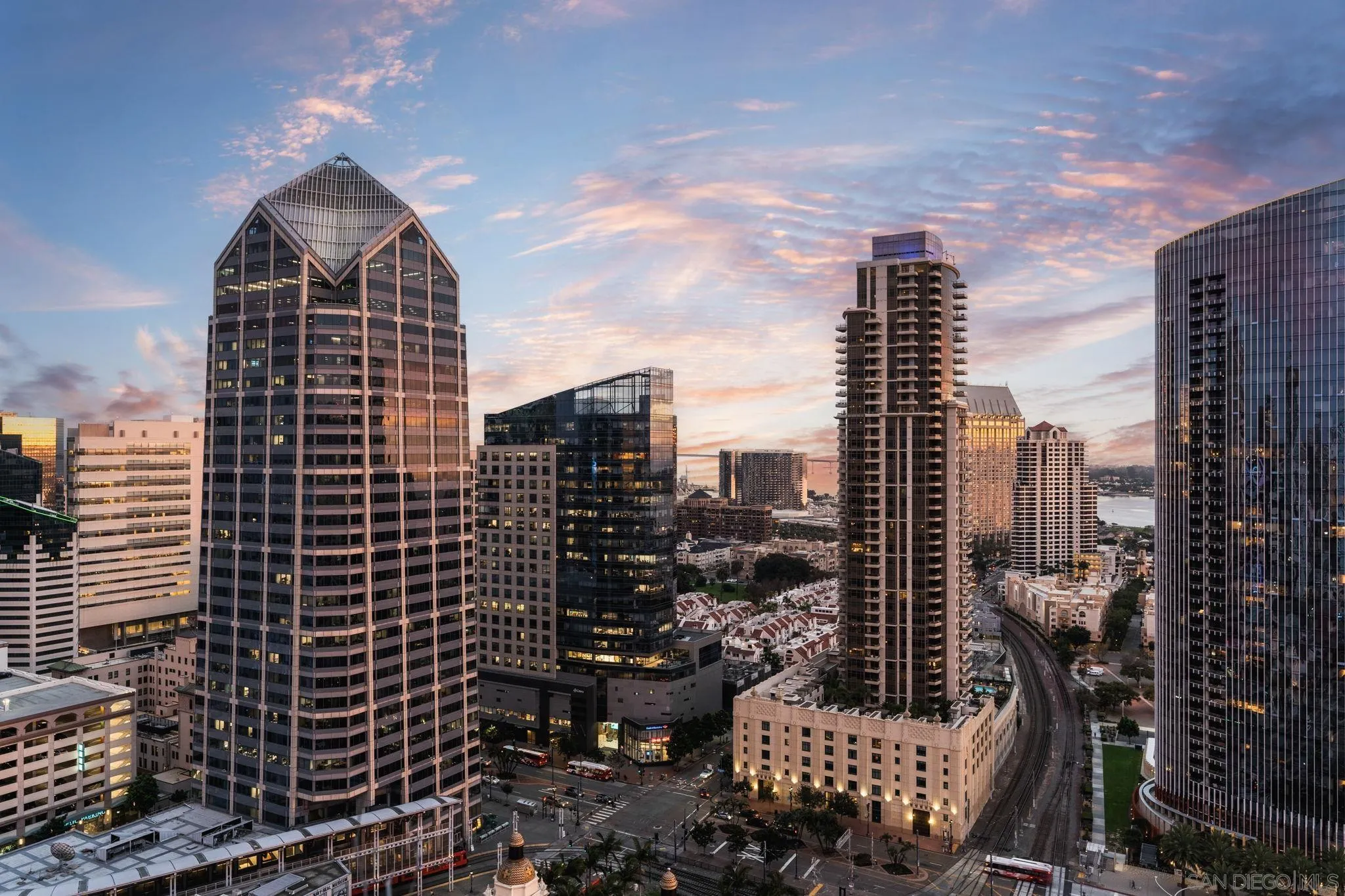 https://cdn.realtyfeed.com/cdn/127/260006515/a388838a1c629f4a1de47bdaed1e78fa.webp