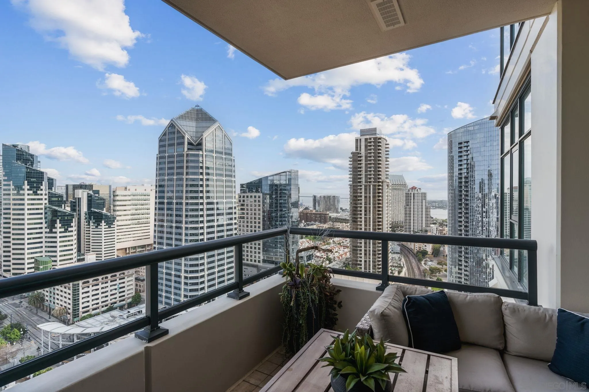 https://cdn.realtyfeed.com/cdn/127/260006515/bed4a6ad2980b0f250c999618beca879.webp