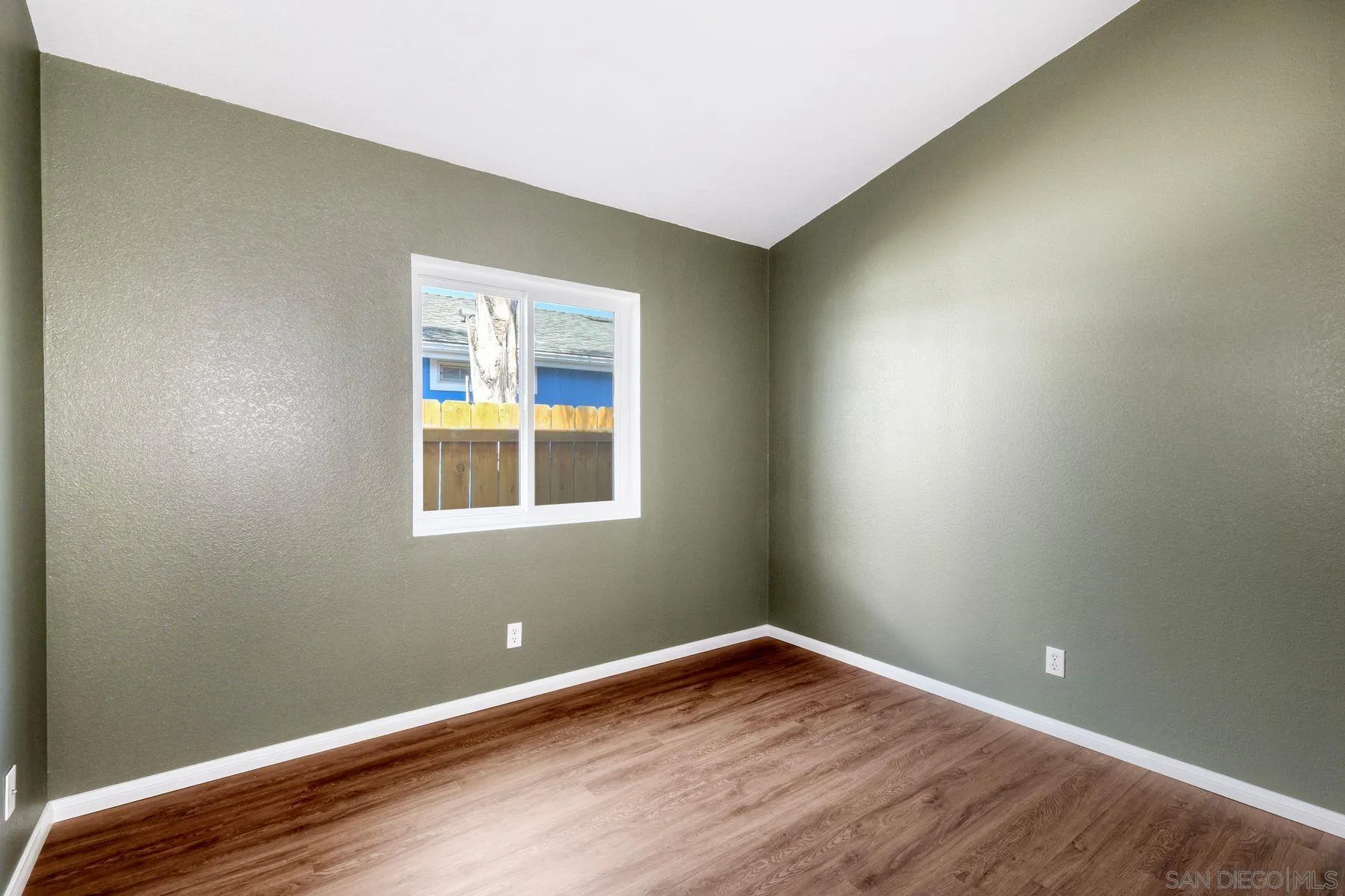 https://cdn.realtyfeed.com/cdn/127/260006526/4f689a105af014a00d4908687f377687.webp