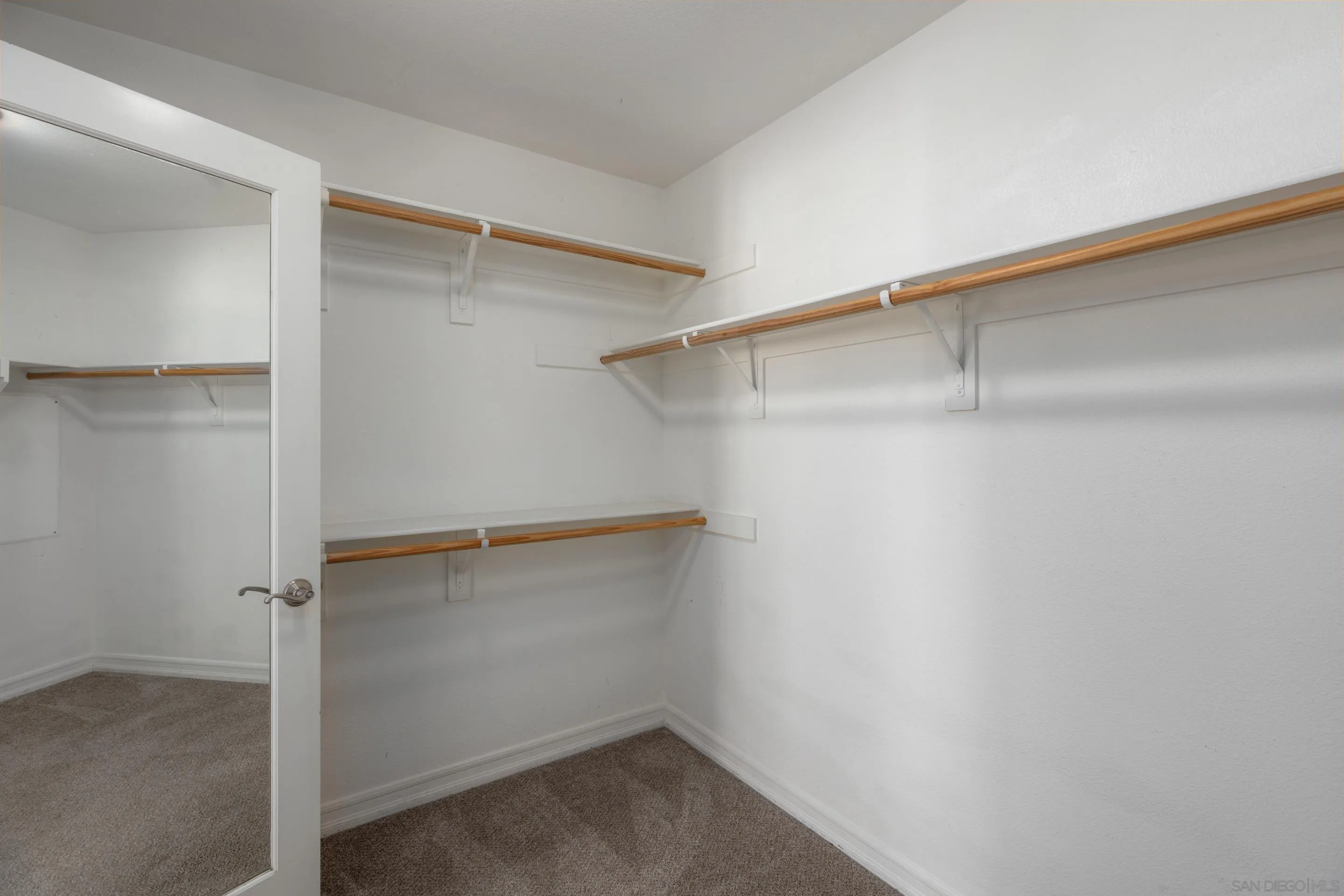 https://cdn.realtyfeed.com/cdn/127/260006549/811795fa03e3ab82e6da9cb241b55467.webp