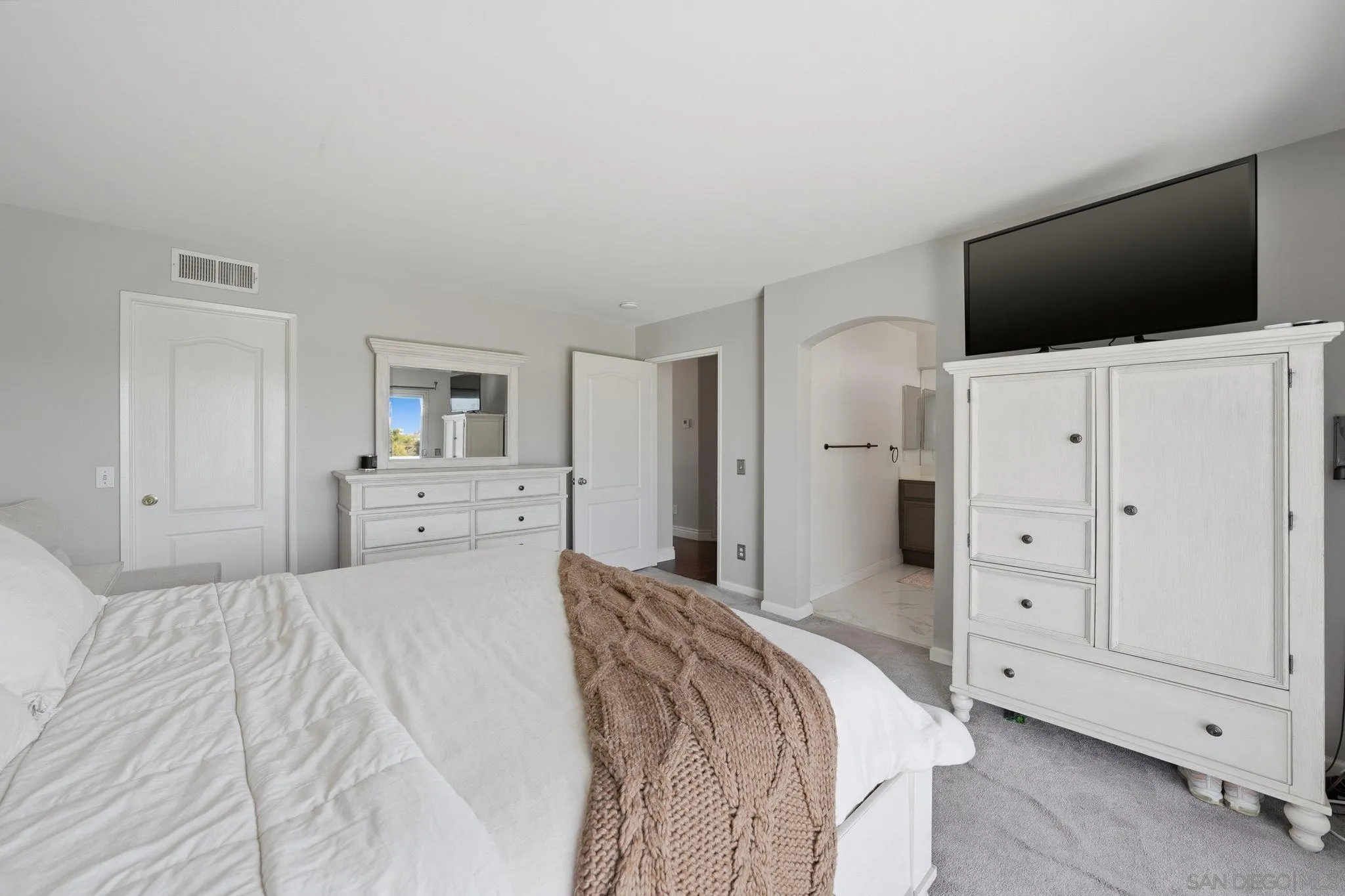 https://cdn.realtyfeed.com/cdn/127/260006557/2278197fd982ba29a8370e942b25e8c1.webp