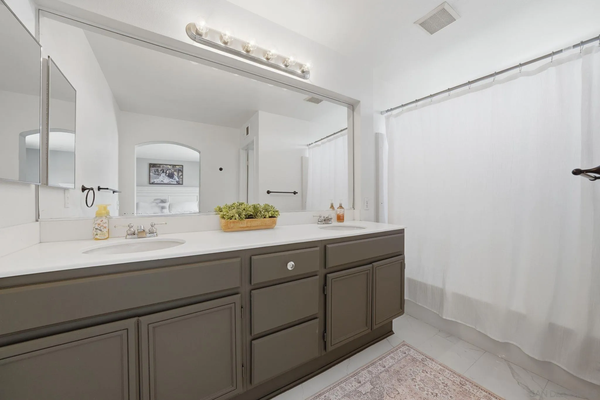 https://cdn.realtyfeed.com/cdn/127/260006557/67cbba0615998f3e4798a2c0efa6d8c0.webp