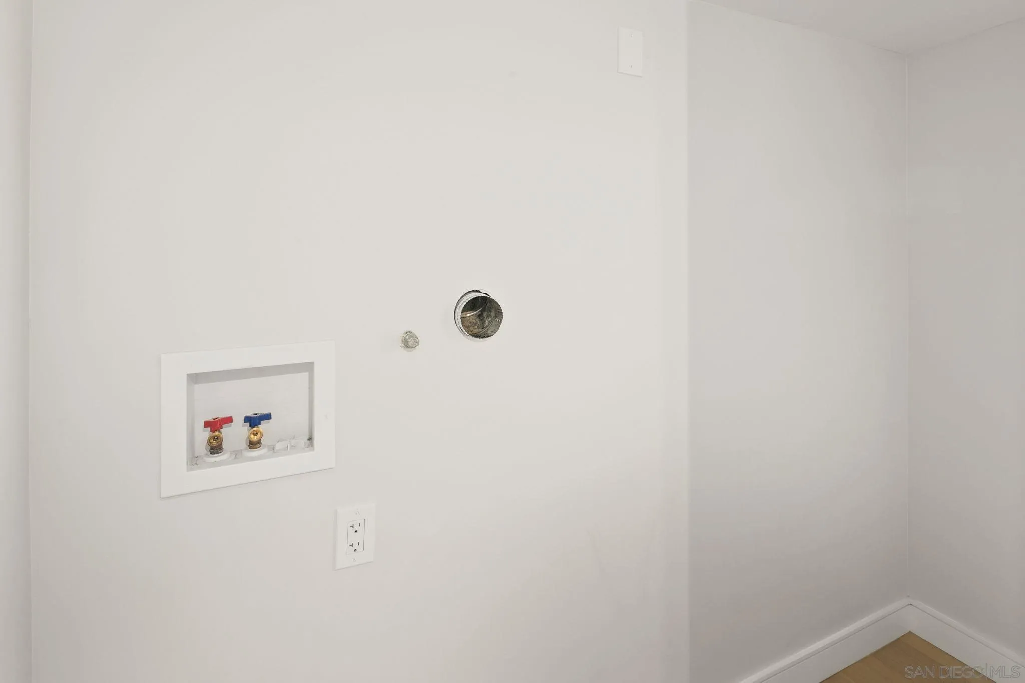 https://cdn.realtyfeed.com/cdn/127/260006560/088f69d57fd887beab9f6b3f4d95496d.webp