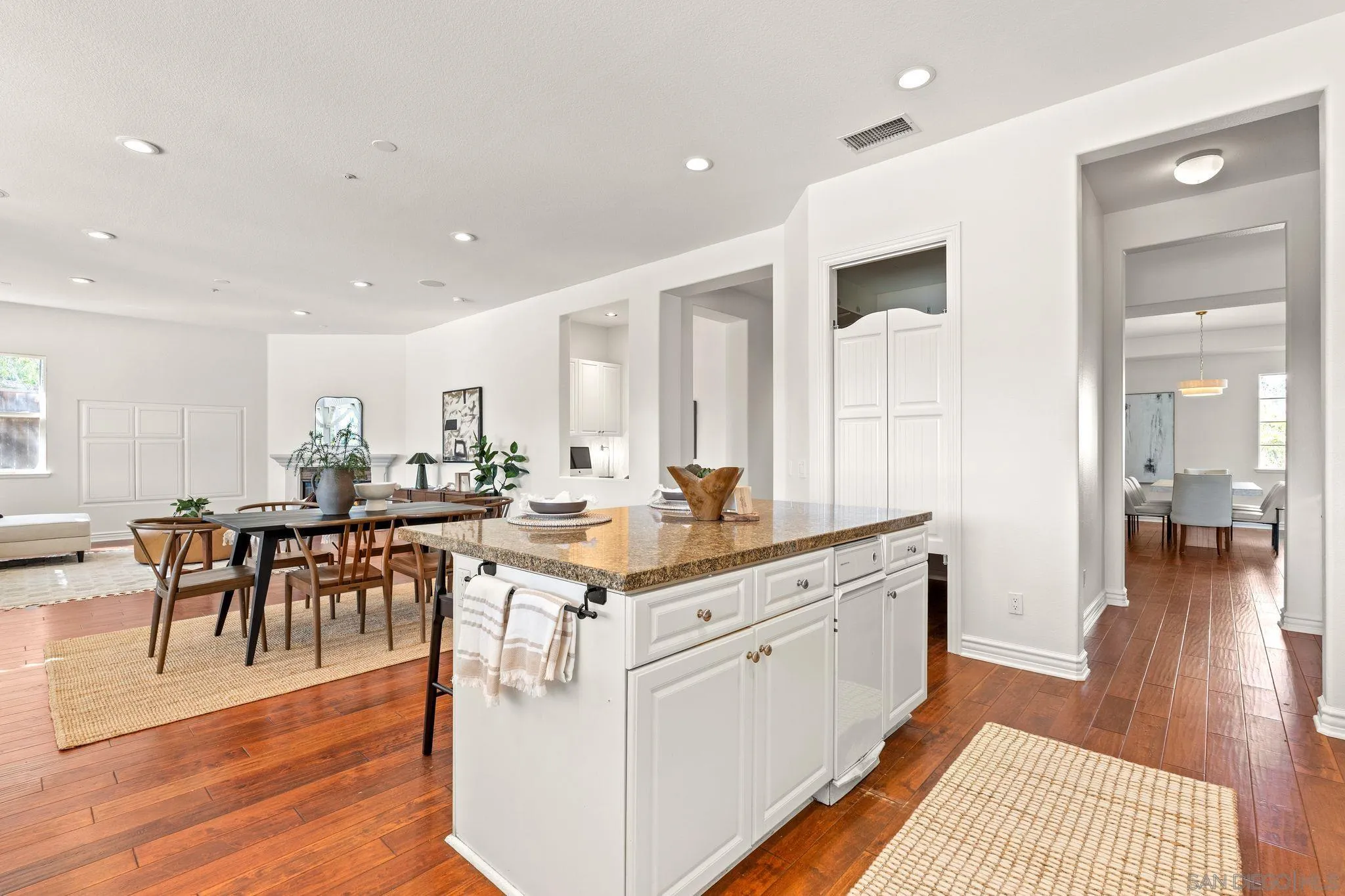 https://cdn.realtyfeed.com/cdn/127/260006575/72a360e1938e9b3ba92516538b3539dc.webp