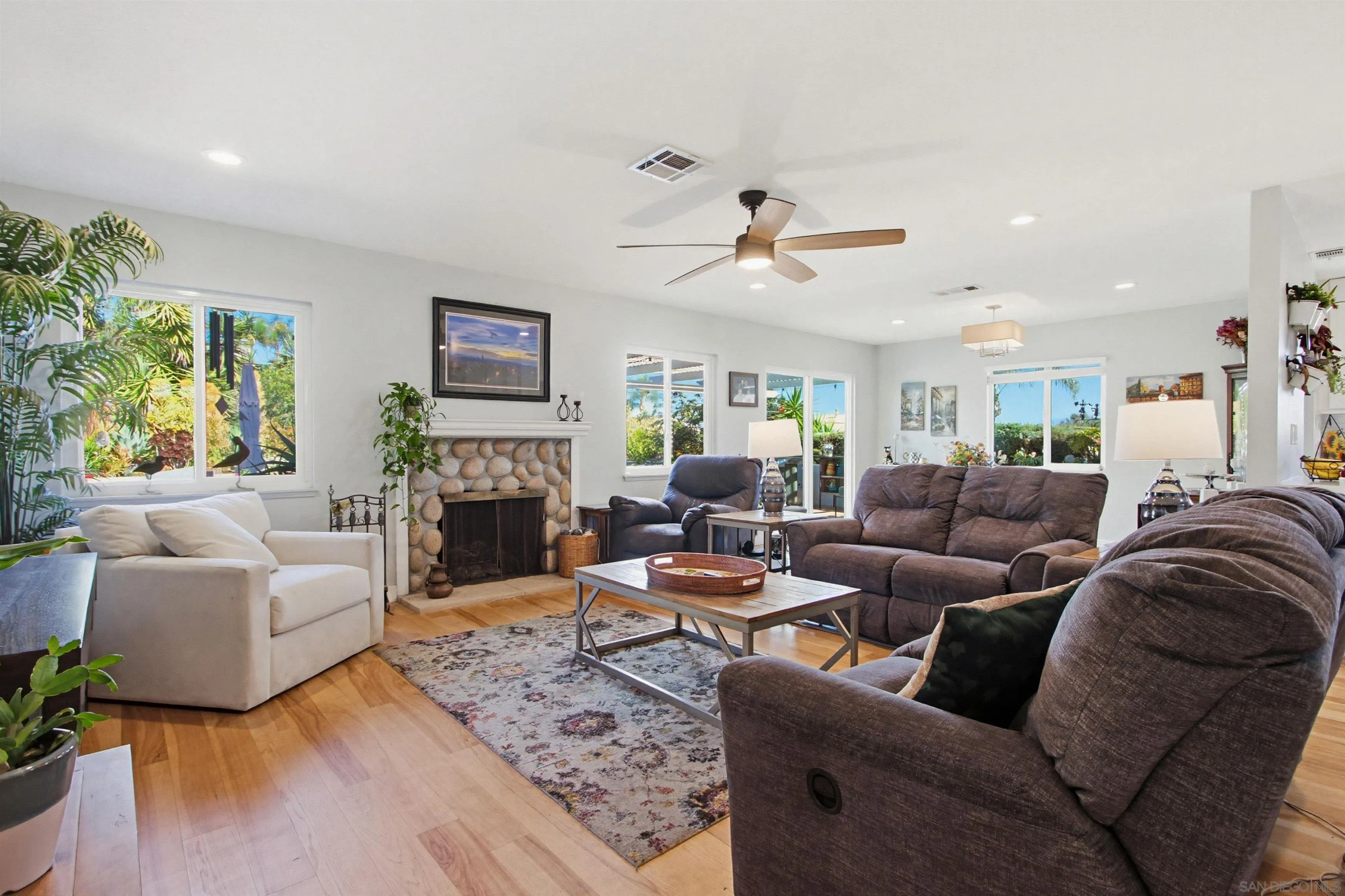 https://cdn.realtyfeed.com/cdn/127/260006598/899075d4138c36d0590126e7027cc636.webp