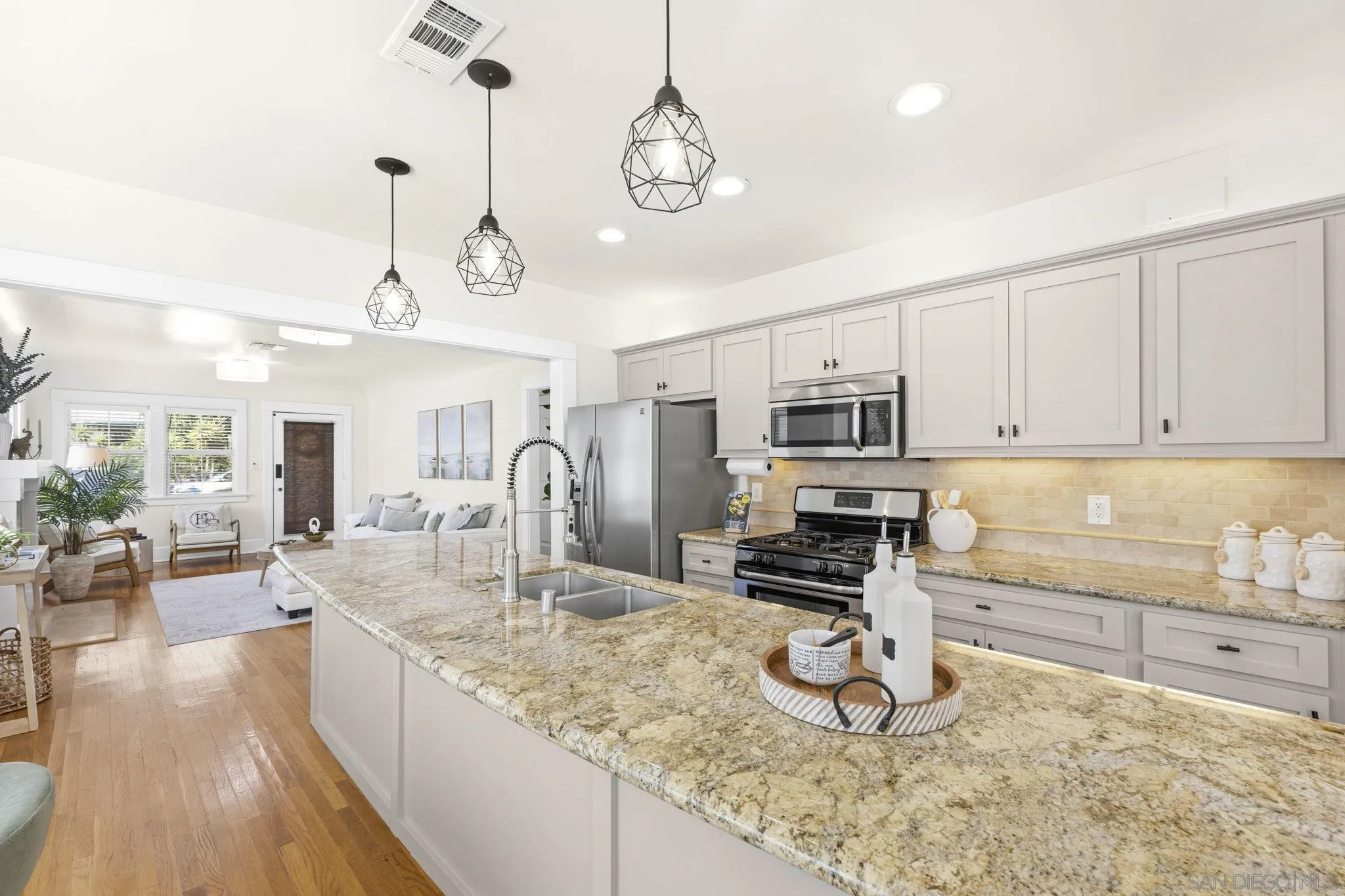https://cdn.realtyfeed.com/cdn/127/260006604/dd774fe69b1d8b27b1695f747e4106dd.webp