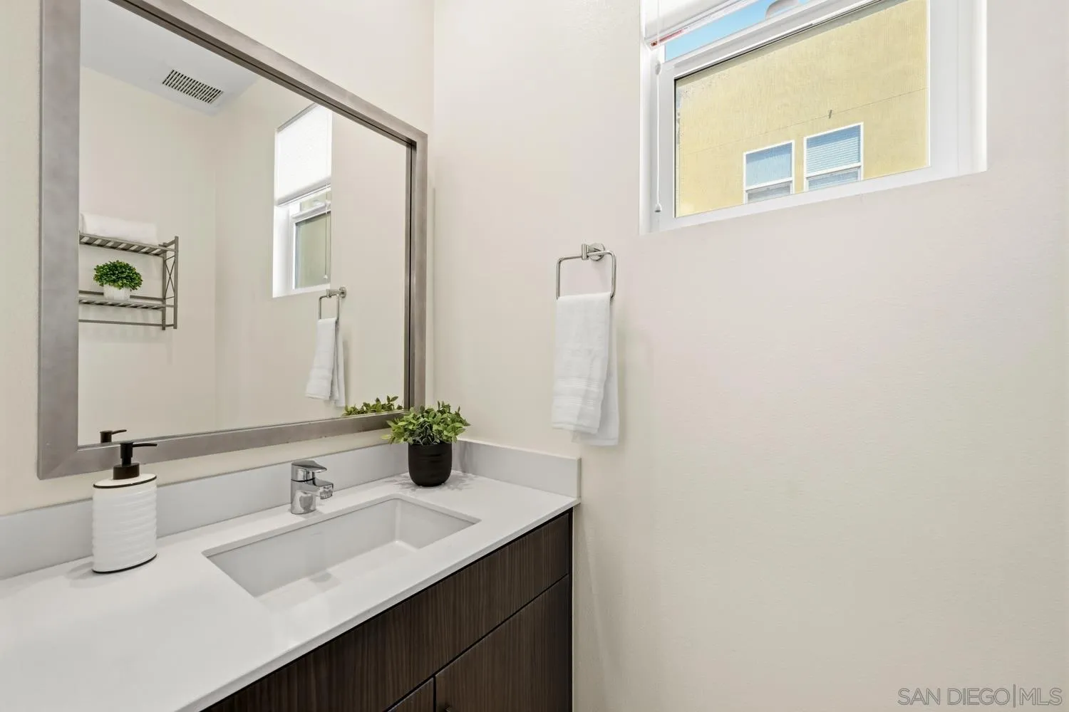 https://cdn.realtyfeed.com/cdn/127/260006640/8d66d8d0393908e0e0016a464031a21c.webp