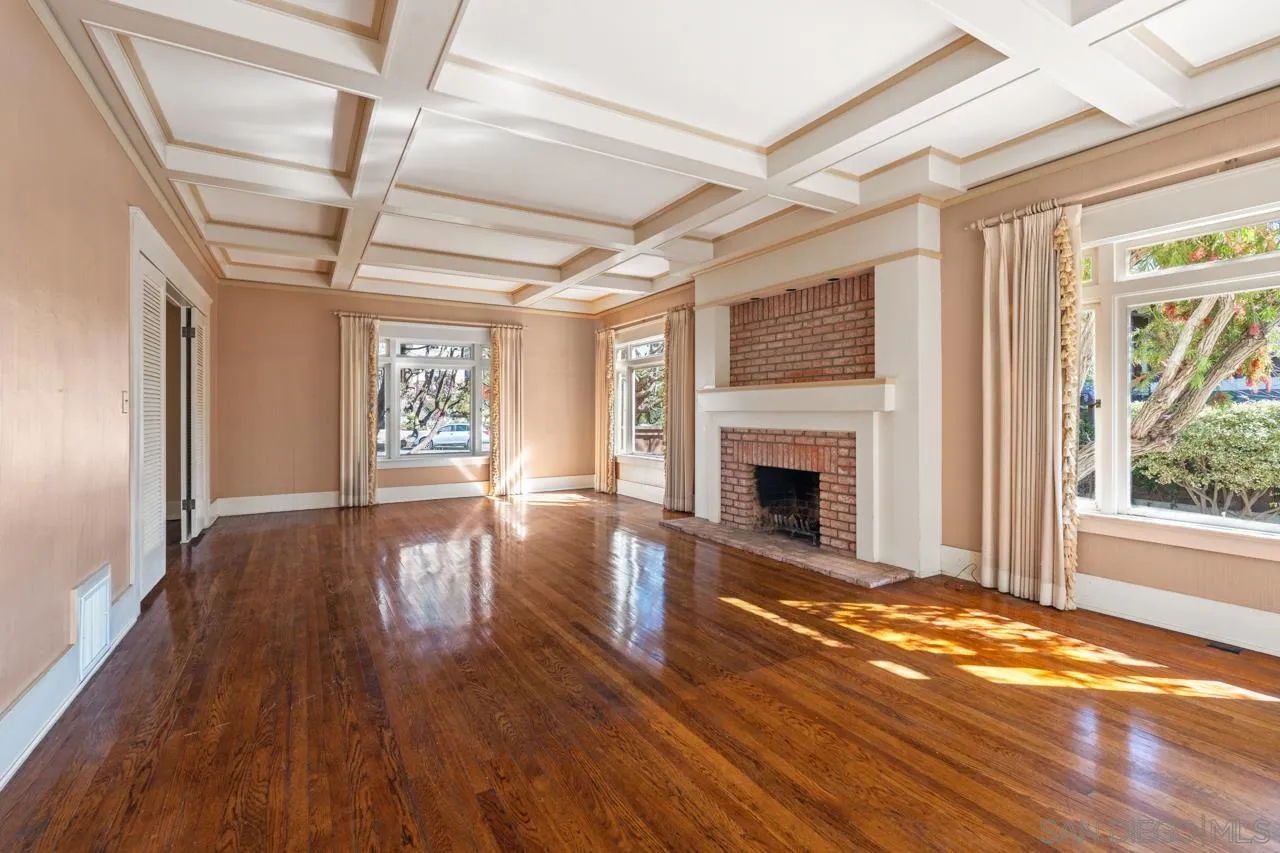 https://cdn.realtyfeed.com/cdn/127/260006645/801bda415a6c3d1af661434d752c5b10.webp