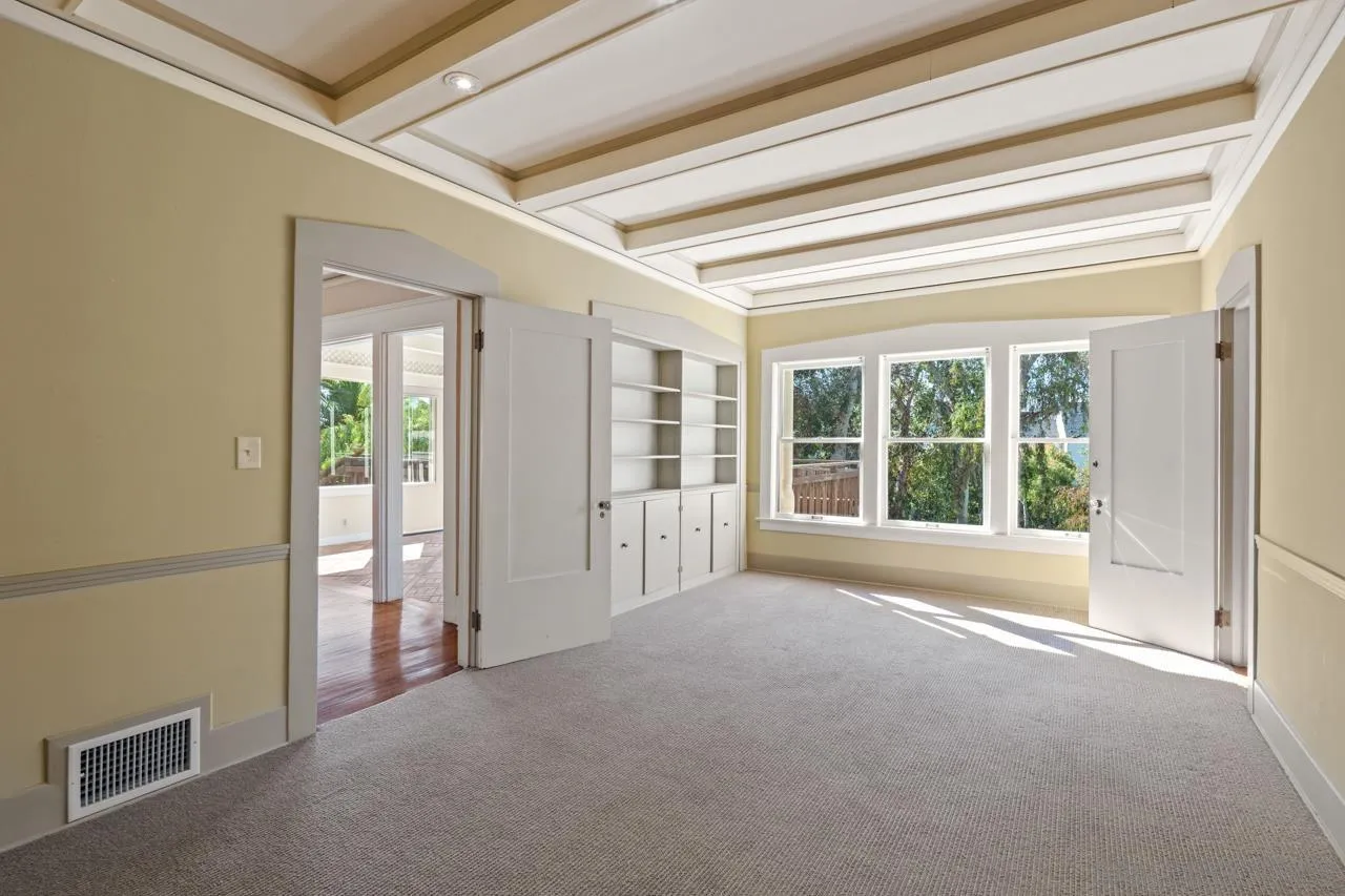 https://cdn.realtyfeed.com/cdn/127/260006645/ac231312caf22421c9247b463057ff7d.webp