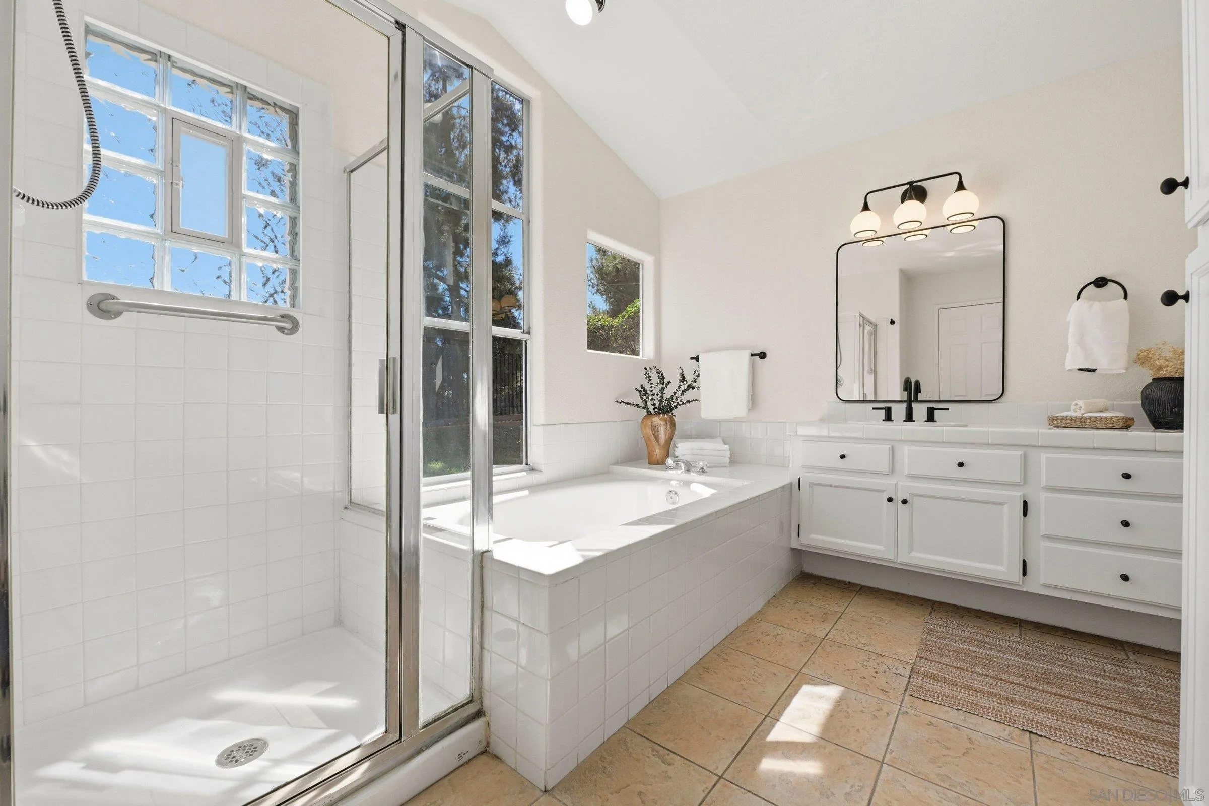 https://cdn.realtyfeed.com/cdn/127/260006652/f30f7a7eb4574b4c4b9af29aaac0621f.webp