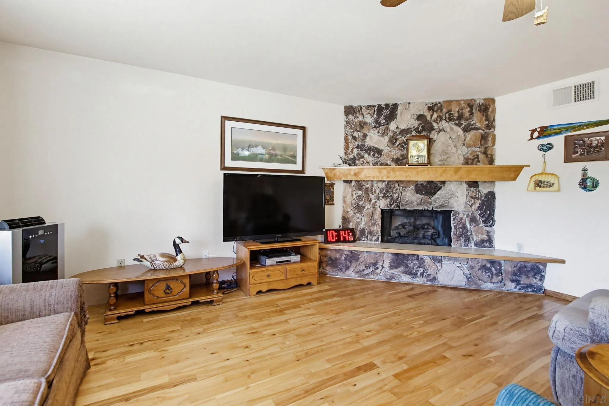 https://cdn.realtyfeed.com/cdn/127/260006654/1c25ea24803c3f850a978de7ad402ed6.webp