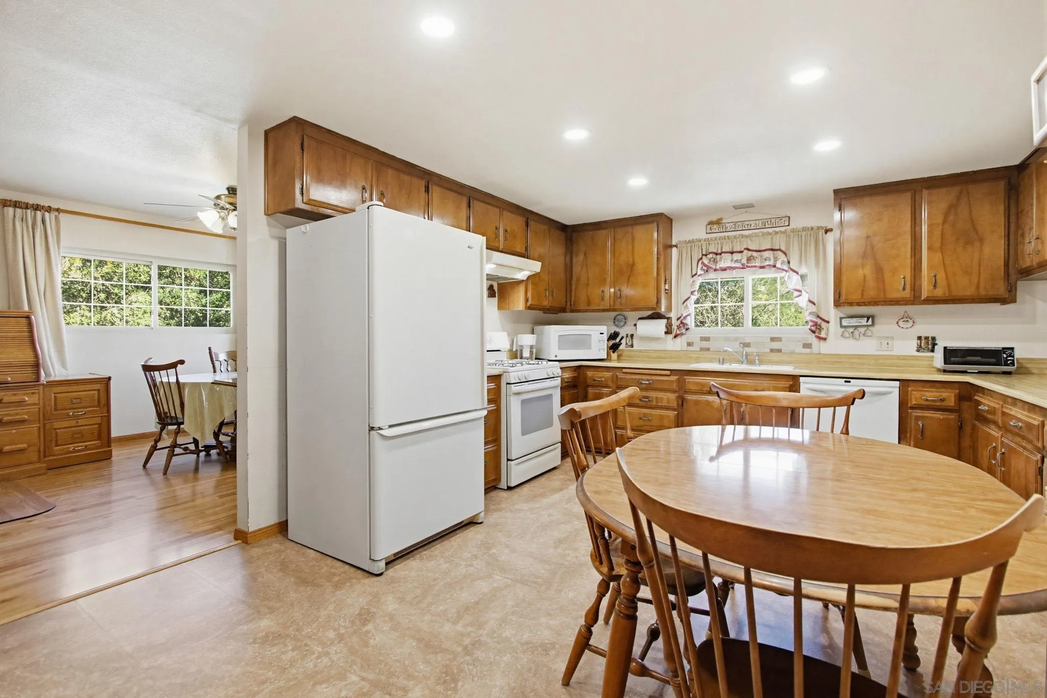 https://cdn.realtyfeed.com/cdn/127/260006654/989a104b5499a1eaa25484b7bbe94192.webp