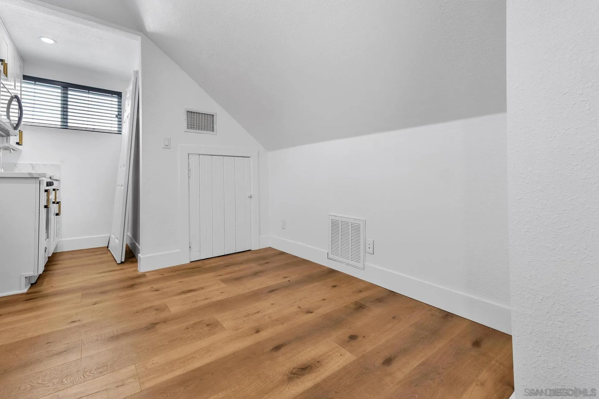 https://cdn.realtyfeed.com/cdn/127/260006661/81aab8ec80e8595b3f25d810e4c55365.webp