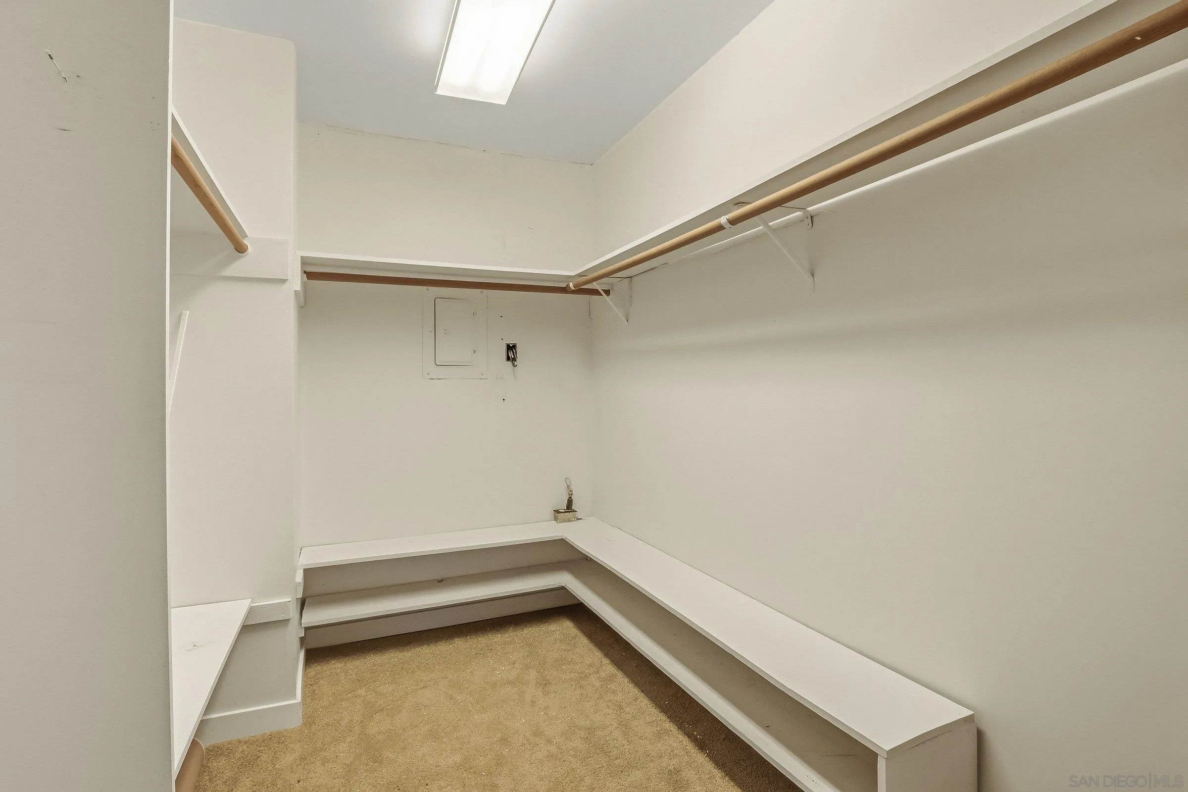 https://cdn.realtyfeed.com/cdn/127/260006664/14d770e5273fe5f4d1e1cdd81488eb25.webp