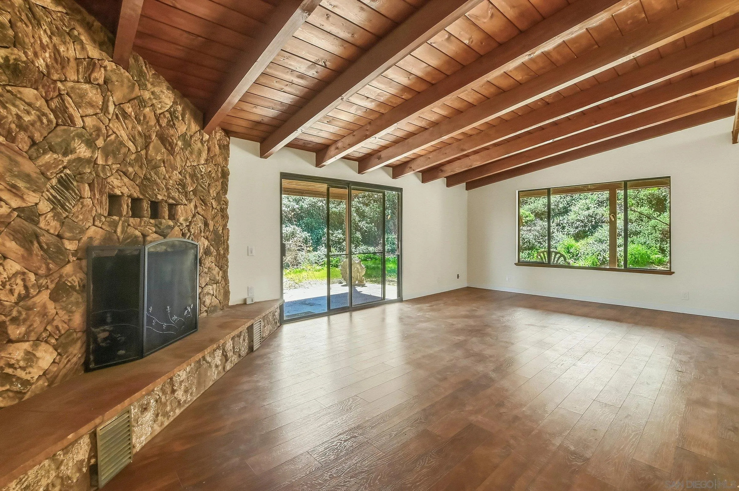 https://cdn.realtyfeed.com/cdn/127/260006664/92fc97cd557dc81bad66ad5e5d9cb73c.webp