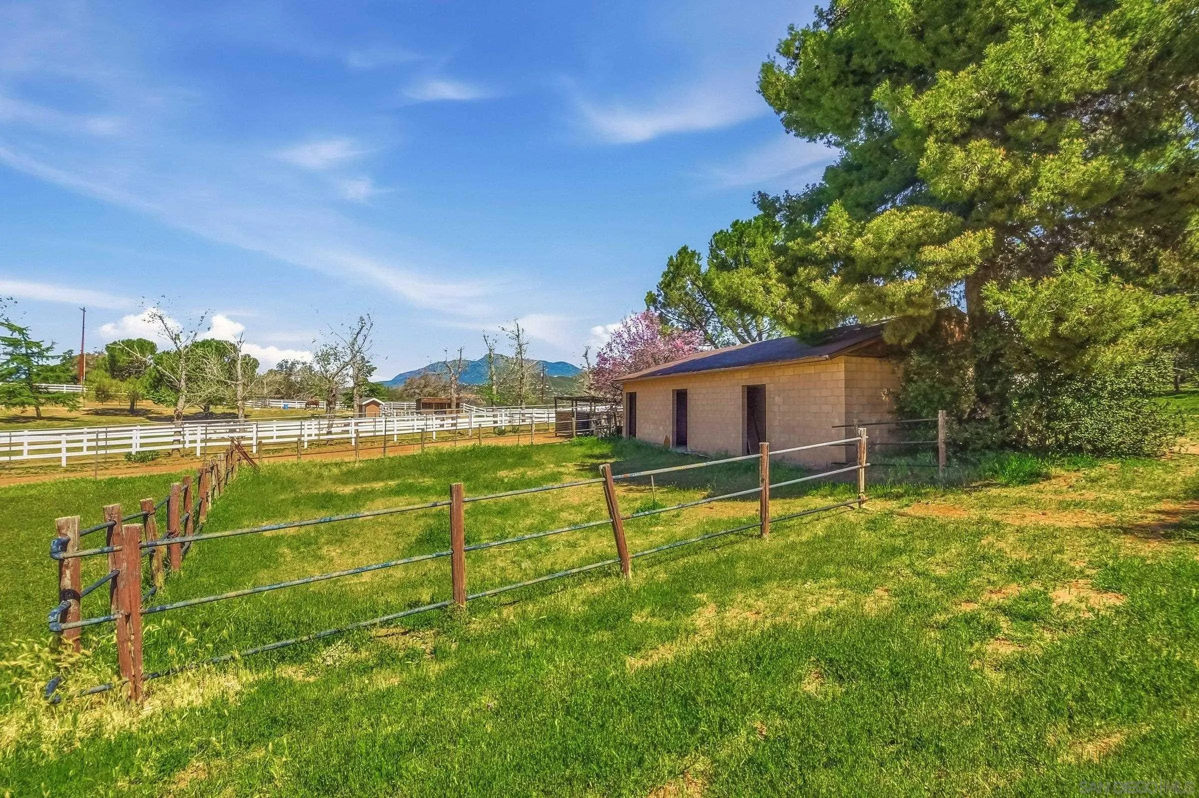 https://cdn.realtyfeed.com/cdn/127/260006664/f5fd539af3ba56a1f2cdb66d5a008d62.webp