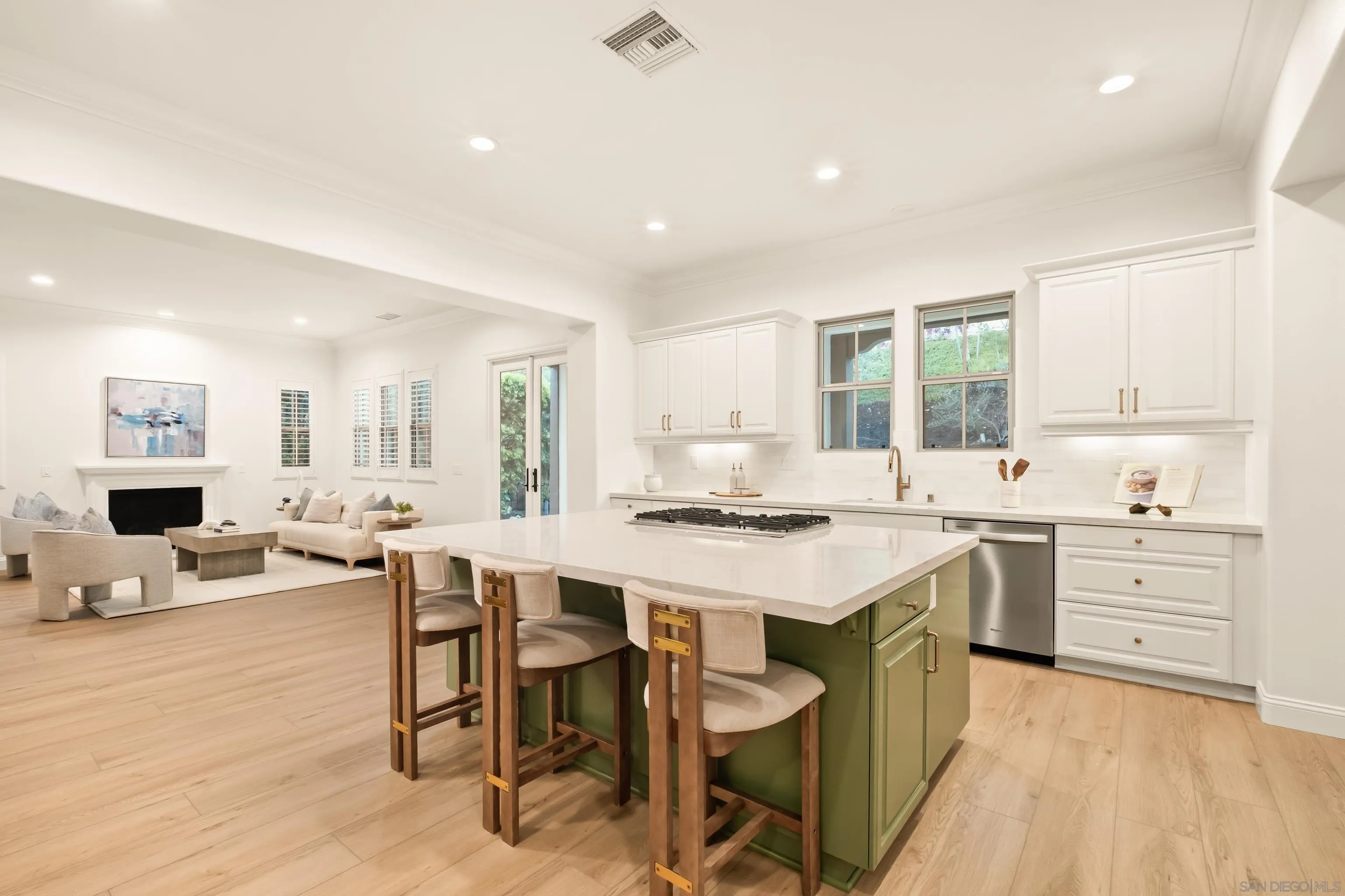 https://cdn.realtyfeed.com/cdn/127/260006706/99b182d5f47b874befd2b8e3de58aba8.webp