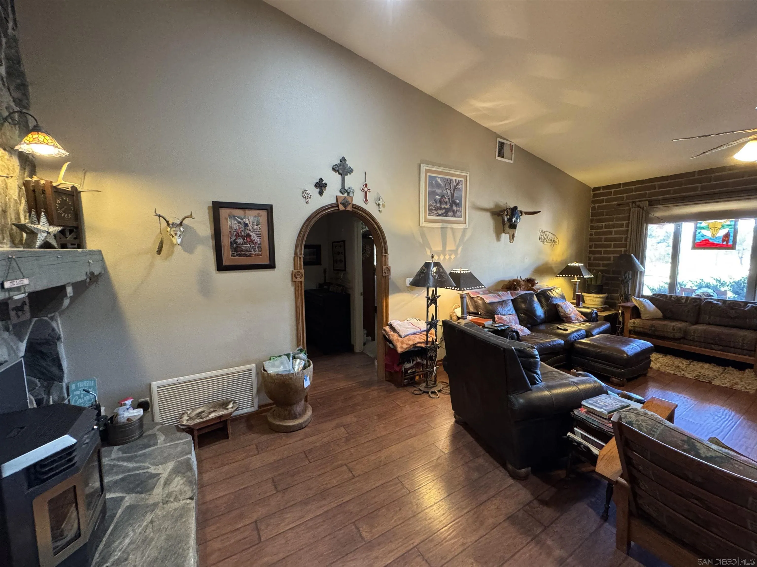https://cdn.realtyfeed.com/cdn/127/260006714/01e613712d320245ebd1dacf2d926a22.webp