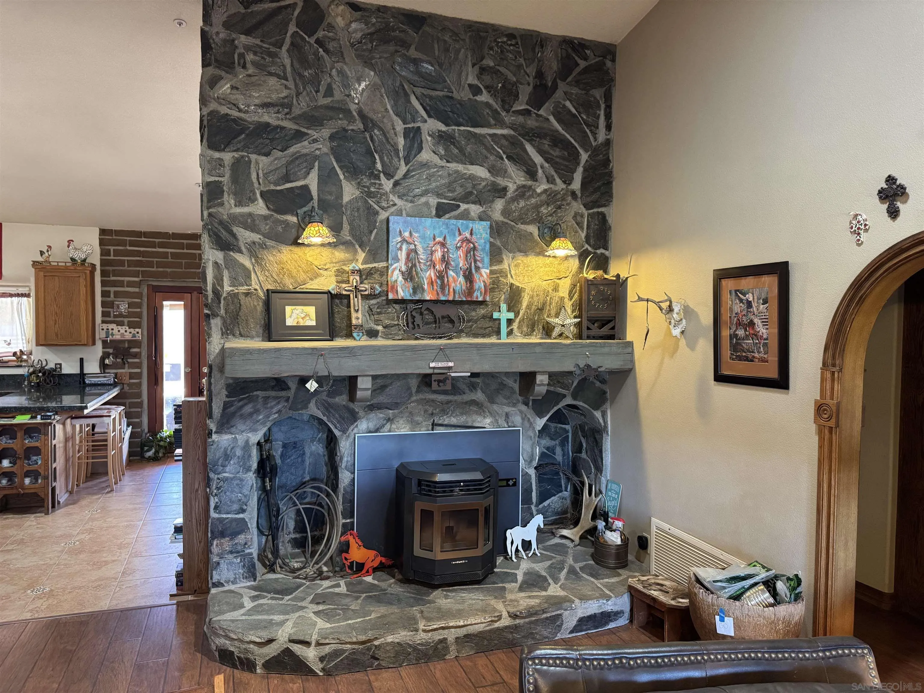 https://cdn.realtyfeed.com/cdn/127/260006714/647f706e7b4b2a1f7d59ad7122ab4c16.webp