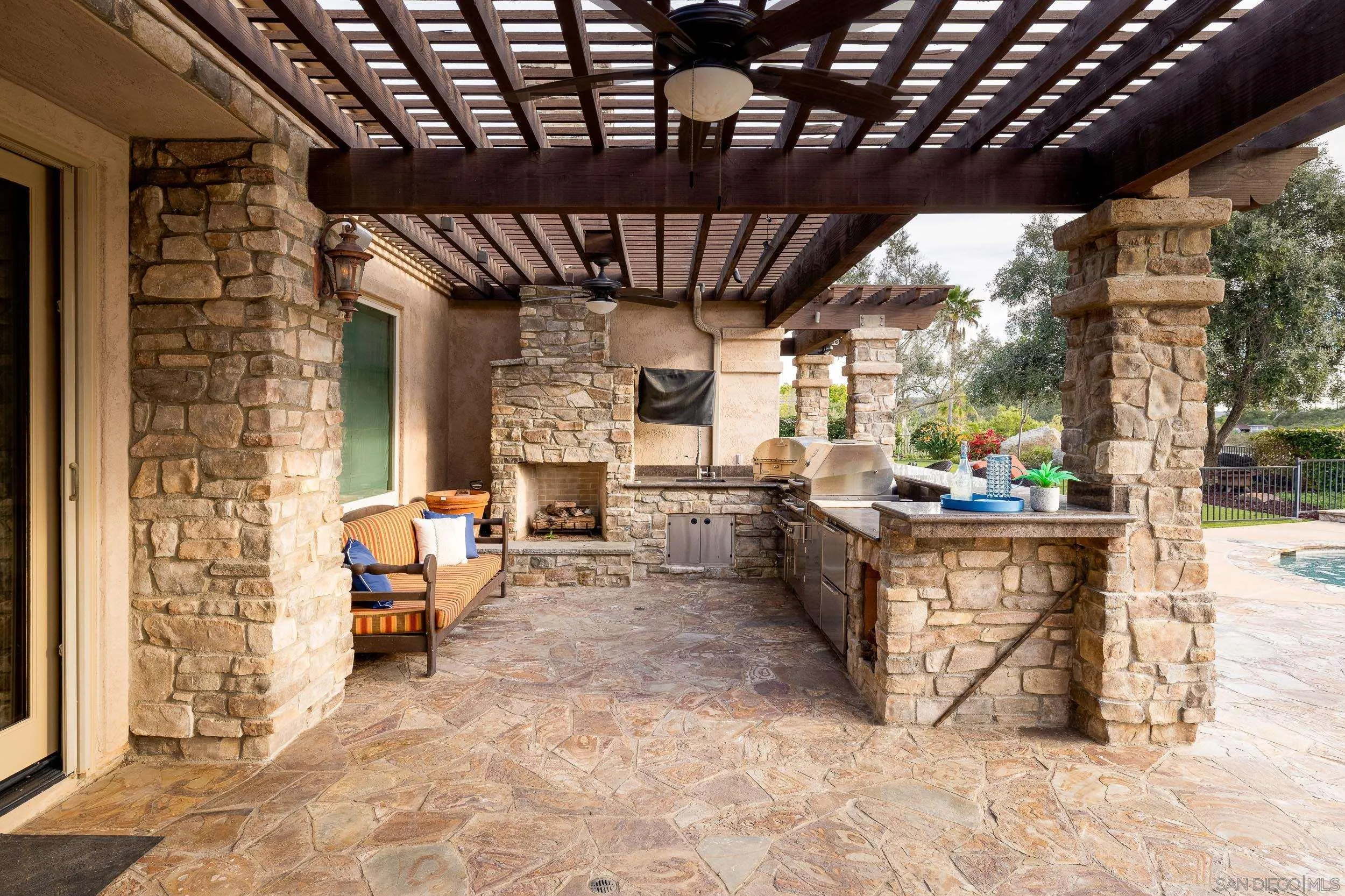 https://cdn.realtyfeed.com/cdn/127/260006748/c302b7cb92007bb403b06593b1c9297d.webp