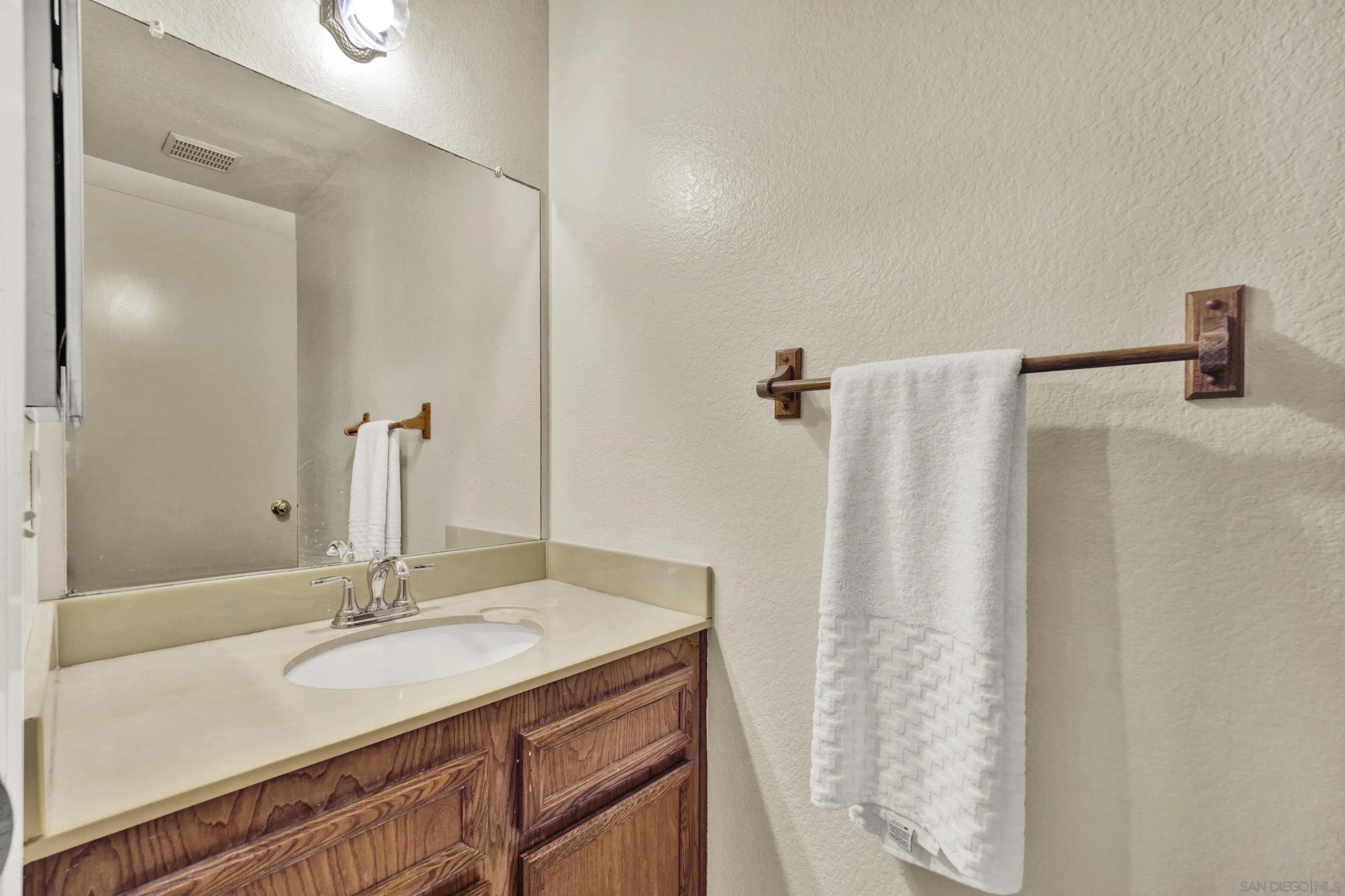 https://cdn.realtyfeed.com/cdn/127/260006753/a0e7ede94c2e09f09db62d74e066b45a.webp