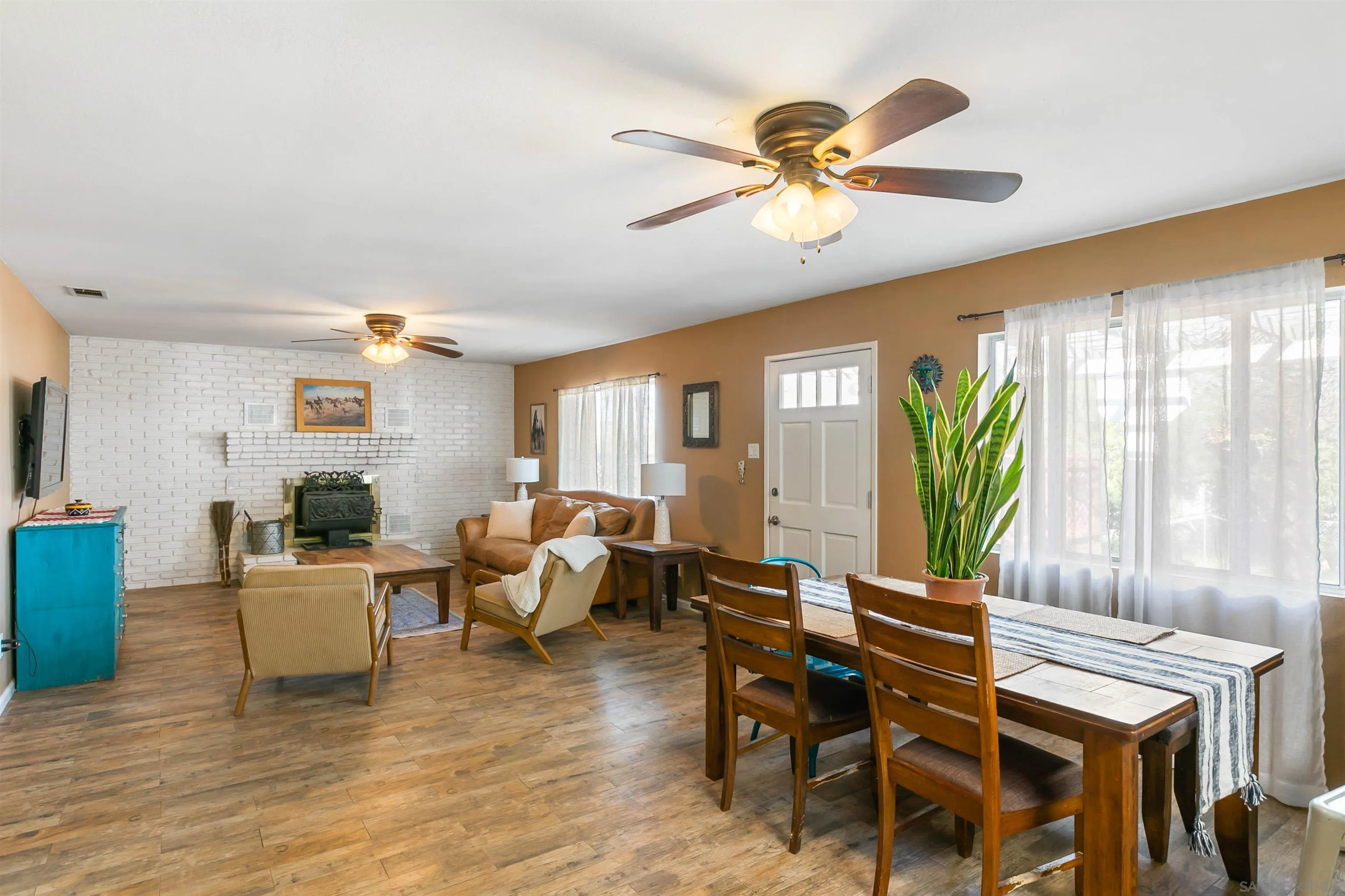 https://cdn.realtyfeed.com/cdn/127/260006756/9cd794e42c6d4dd611f14f6e75b5b2fb.webp