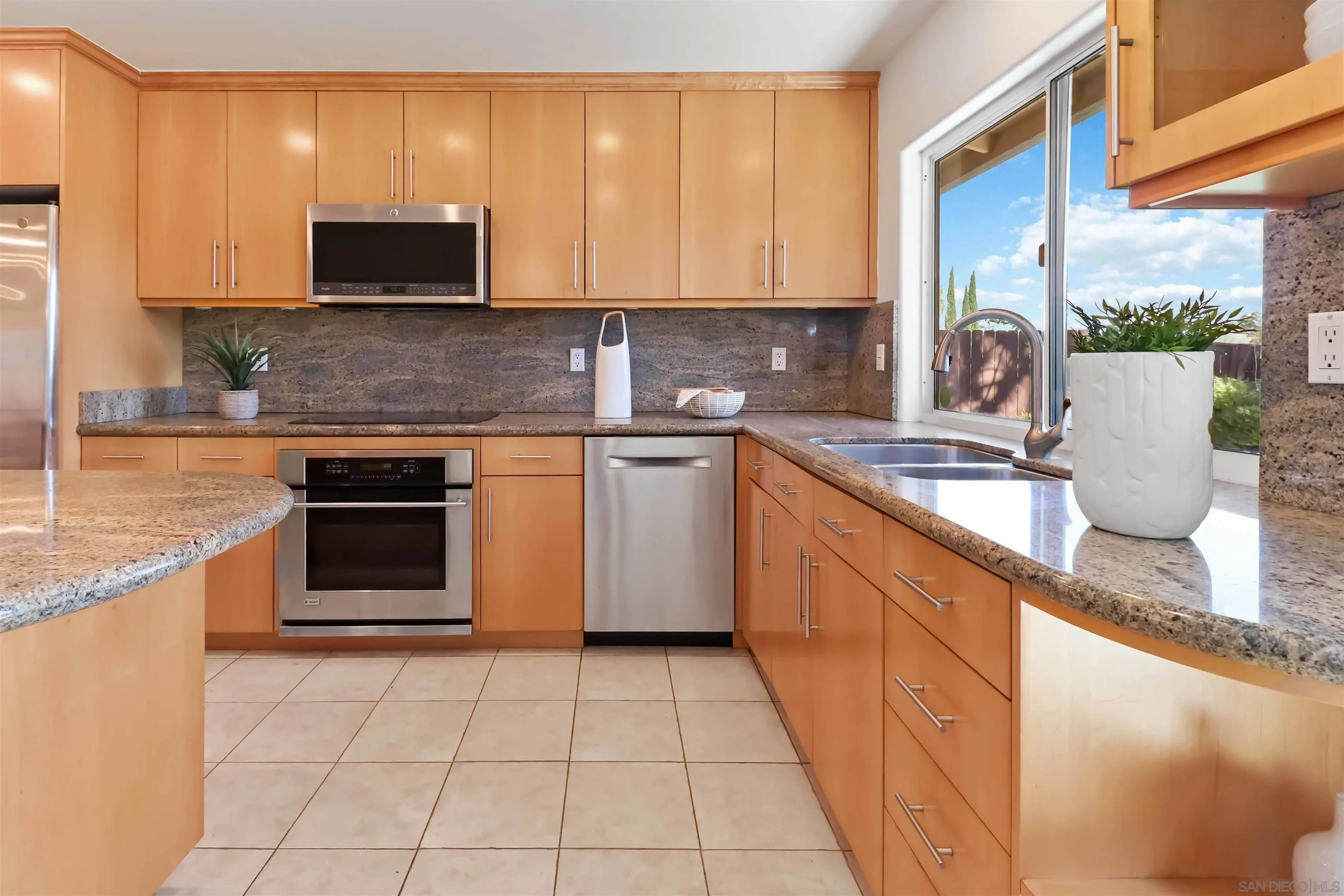 https://cdn.realtyfeed.com/cdn/127/260006774/0cf7d8352d901632768290d1fffb68a5.webp