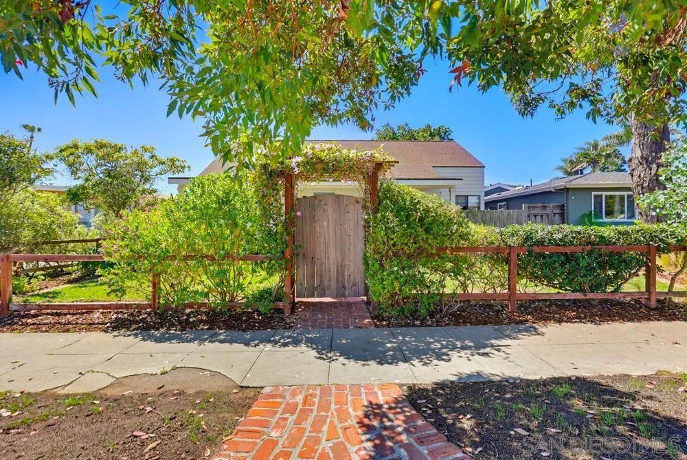 https://cdn.realtyfeed.com/cdn/127/260006777/97ec3142d5ad26c5807240987cff7a13.webp
