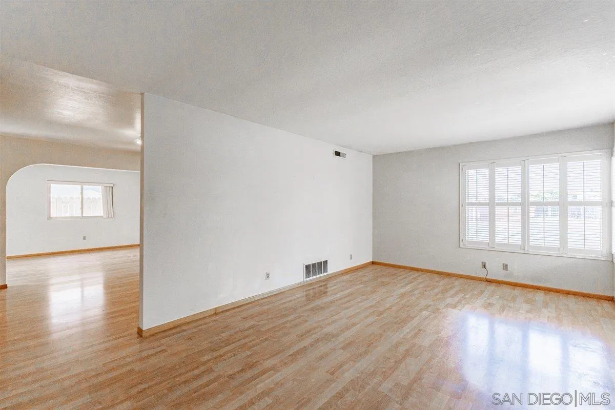 https://cdn.realtyfeed.com/cdn/127/260006799/6b477699b7d6e5915d227b709c07e749.webp