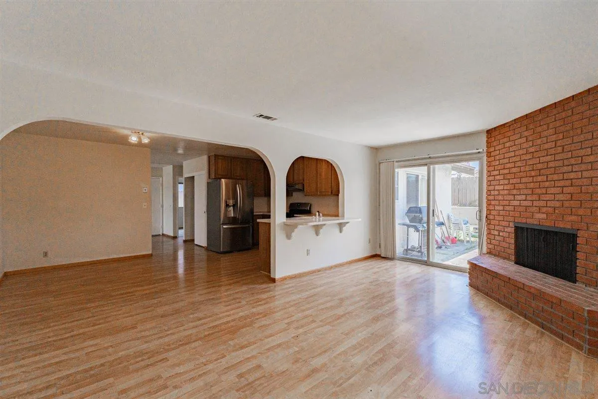 https://cdn.realtyfeed.com/cdn/127/260006799/8d182de43bb8290f11fba463954a5a67.webp