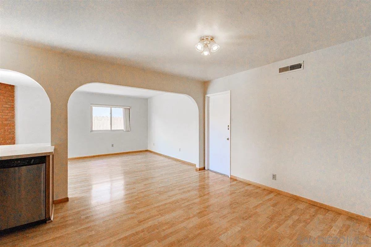 https://cdn.realtyfeed.com/cdn/127/260006799/eda5daf16759d0857aec1f5fb3ac72b4.webp