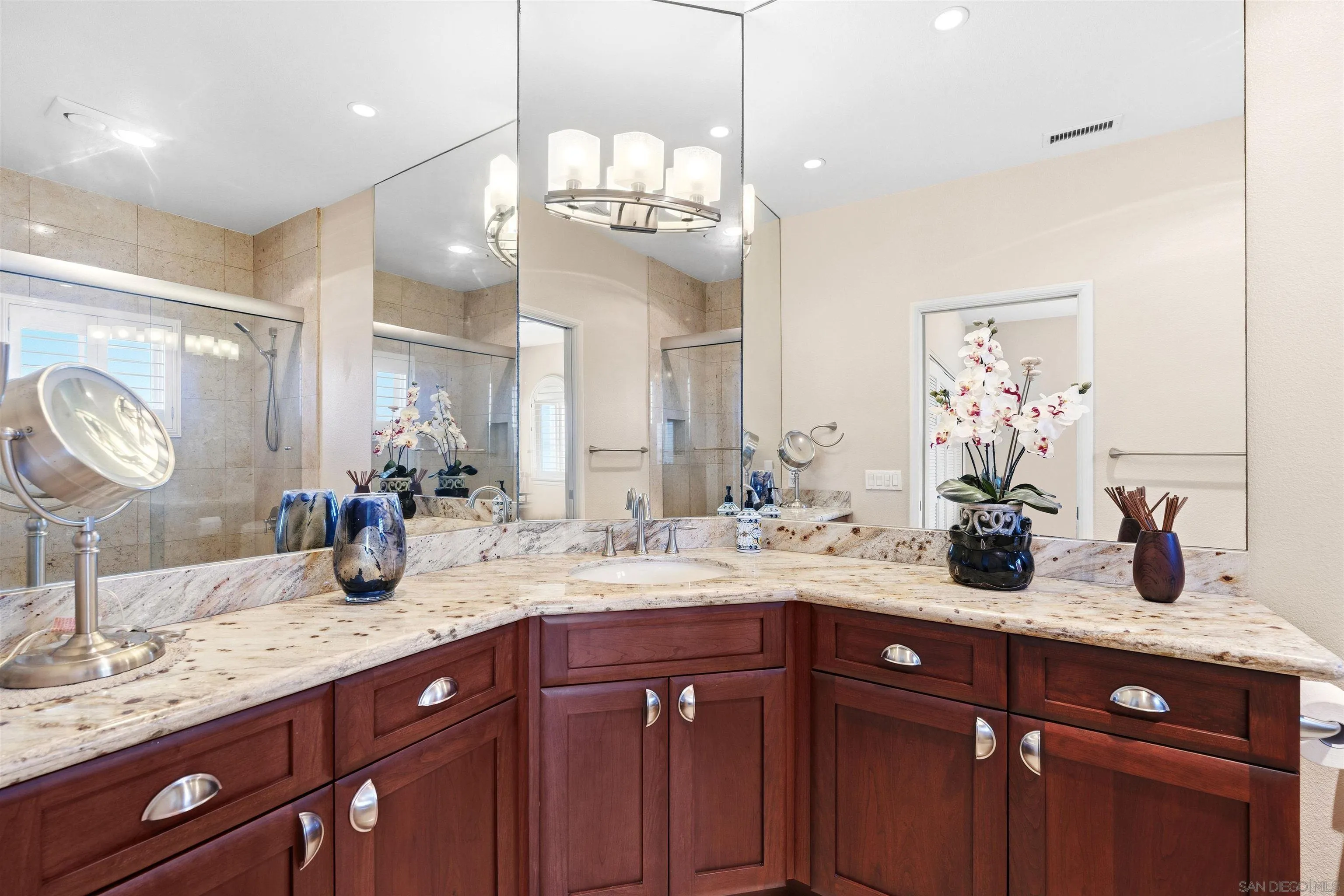 https://cdn.realtyfeed.com/cdn/127/260006838/647b38f39661248131b35da50cc37e04.webp