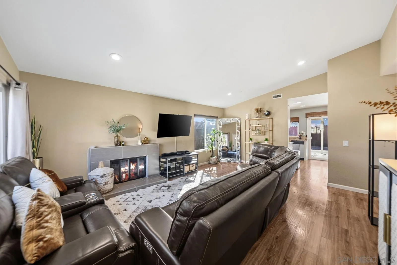https://cdn.realtyfeed.com/cdn/127/260006854/4b617fa38dc260526a4b5cfc0e7515de.webp