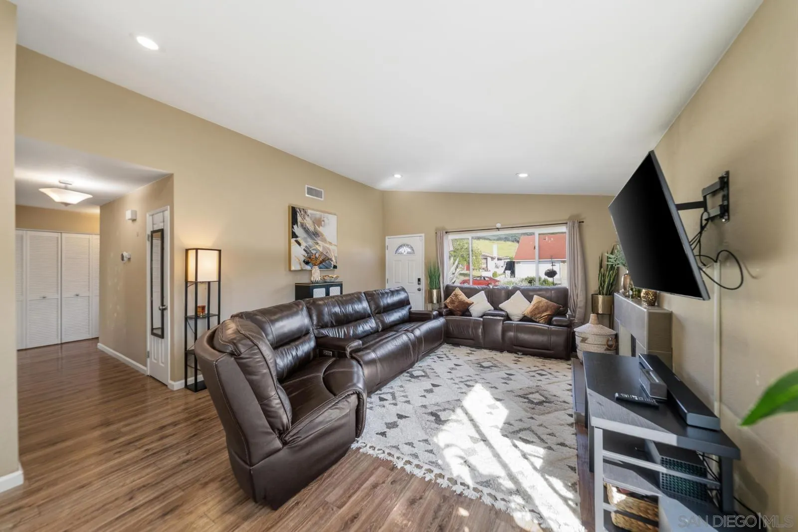 https://cdn.realtyfeed.com/cdn/127/260006854/96863d12e6ec5c03a94edace59c7a8b8.webp