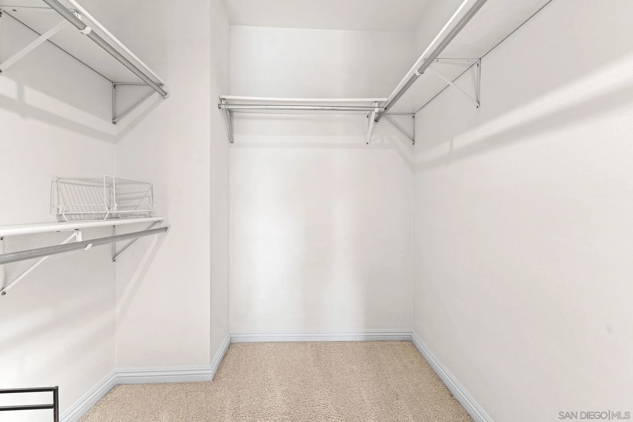 https://cdn.realtyfeed.com/cdn/127/260006860/e75a6edeb2534b3b2f1d6342a895f941.webp