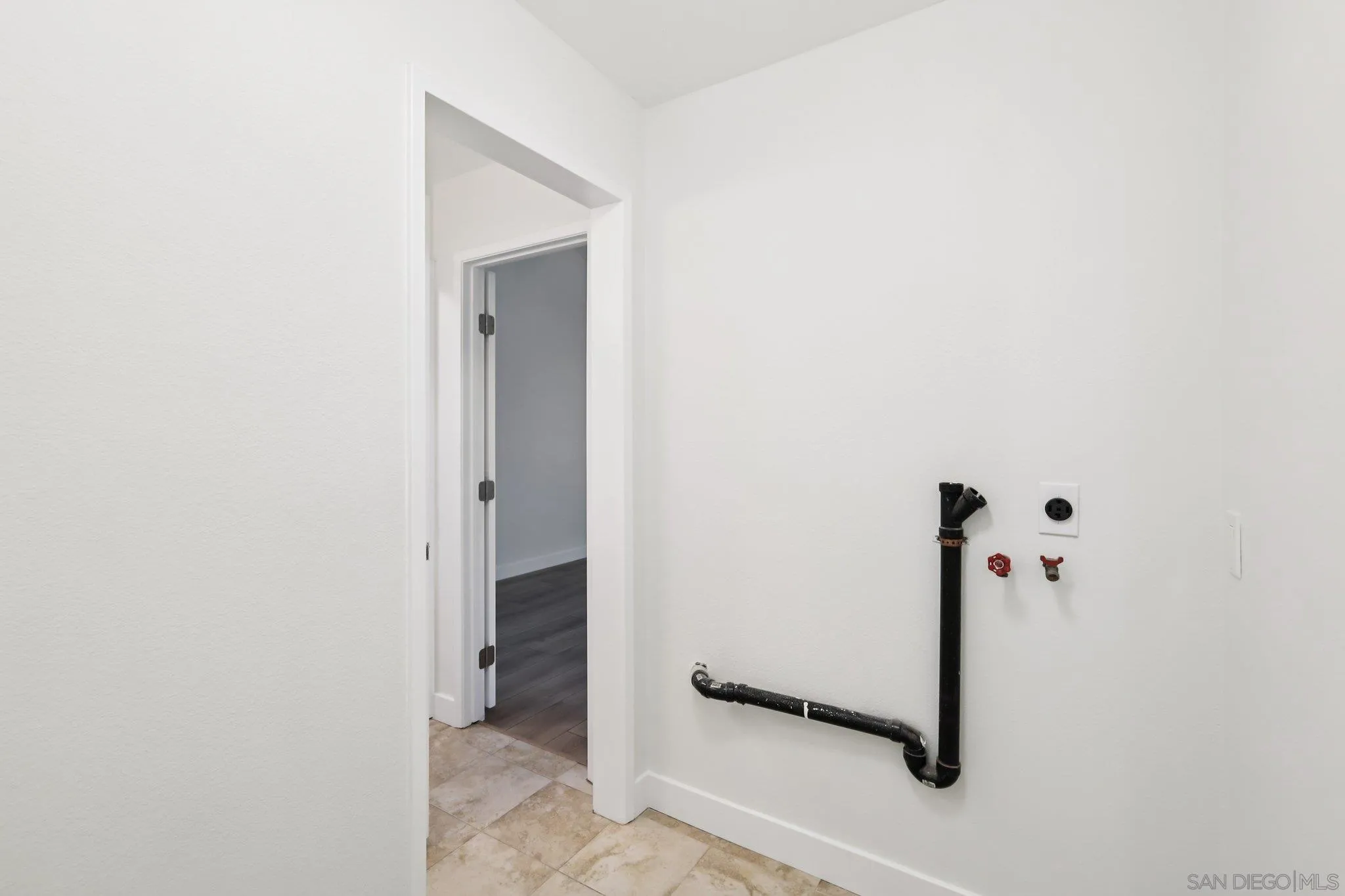 https://cdn.realtyfeed.com/cdn/127/260006885/27c9843fc6ec92aaa71f7d6ae88ace49.webp