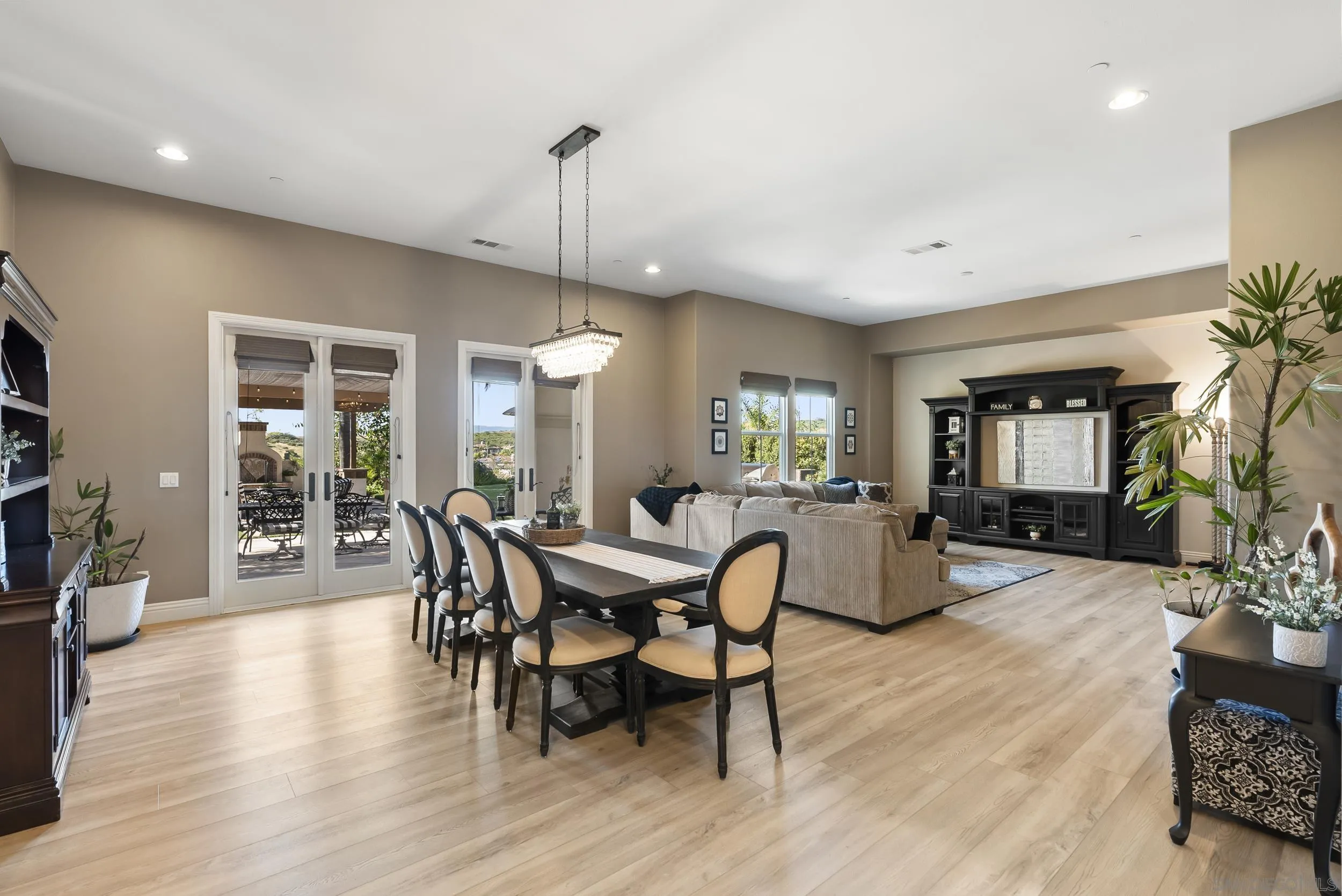 https://cdn.realtyfeed.com/cdn/127/260006893/8625bfcf63b25acb0defe6c5ae1b8769.webp