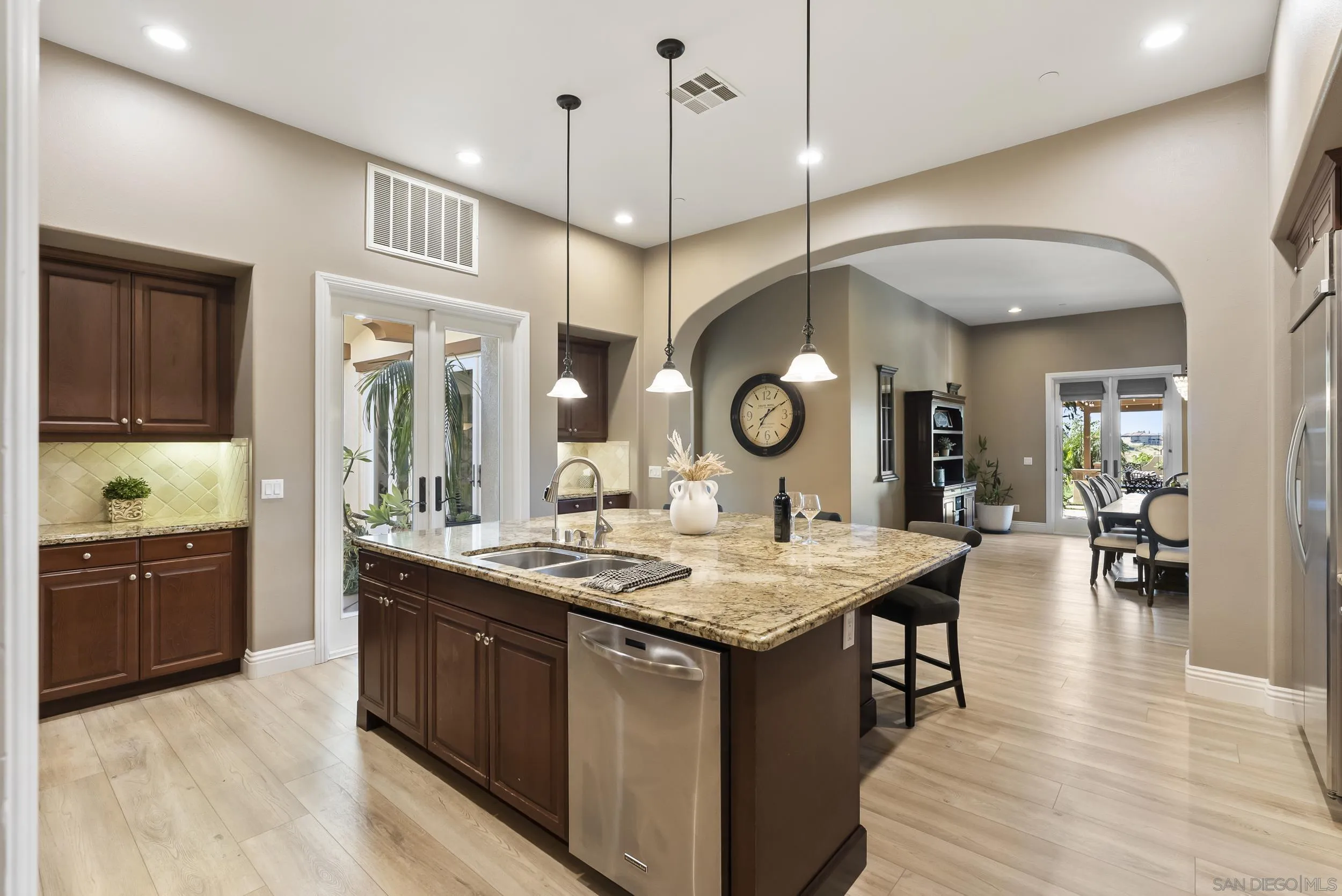 https://cdn.realtyfeed.com/cdn/127/260006893/ddf5762e37d9314c97a1816b24dbb6dc.webp