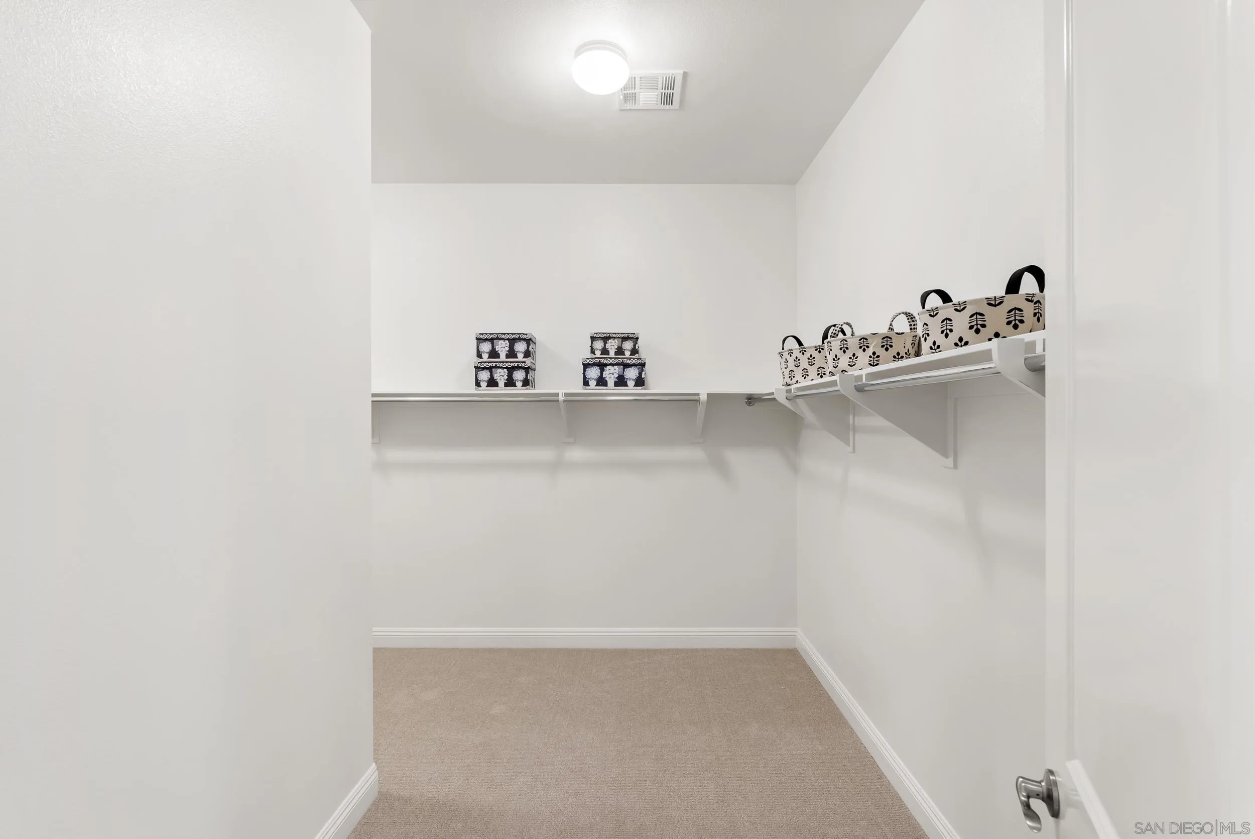 https://cdn.realtyfeed.com/cdn/127/260006893/fd351df4f3df68793e345a66273e9d51.webp