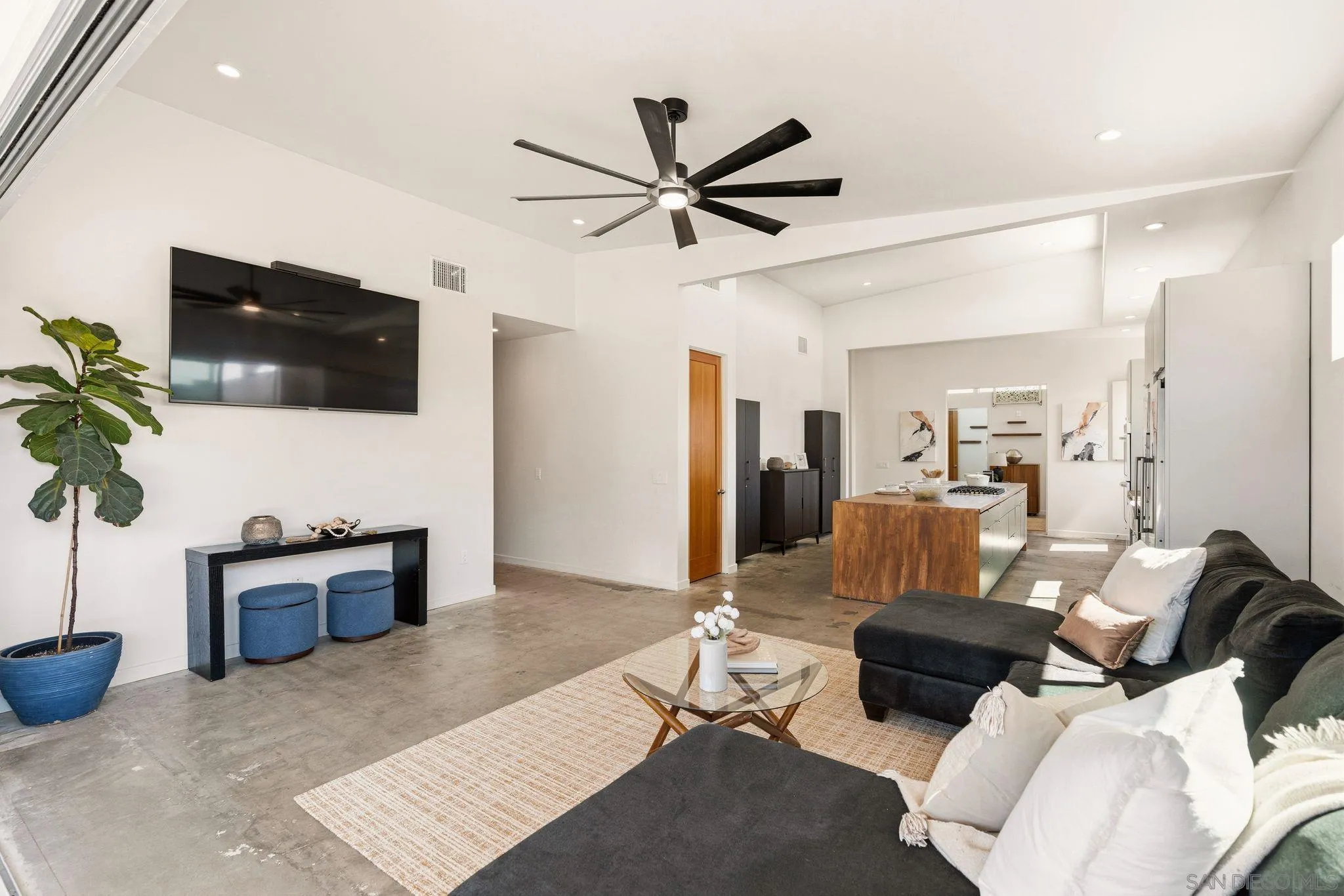 https://cdn.realtyfeed.com/cdn/127/260006906/7cb8e7b595802661bdf290c132560abb.webp