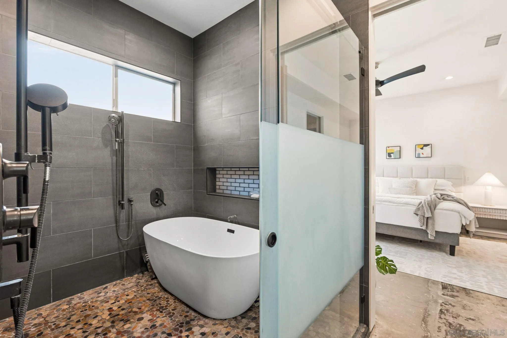 https://cdn.realtyfeed.com/cdn/127/260006906/a646226f6638662bbacfcee4177af13a.webp