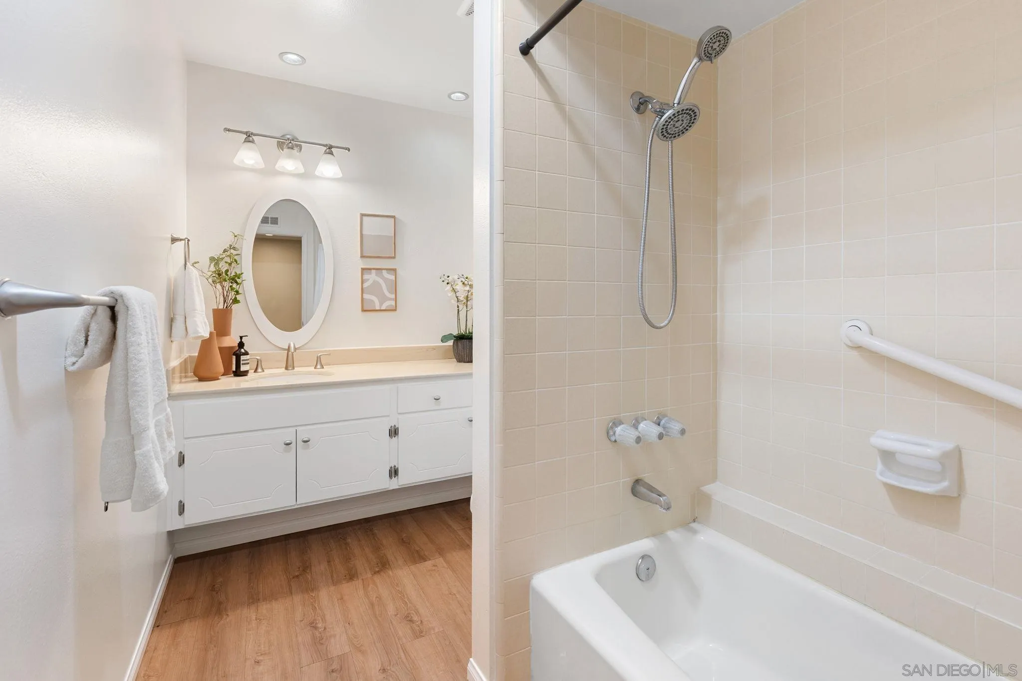 https://cdn.realtyfeed.com/cdn/127/260006908/085b2430d74e9641f56299e10f744a77.webp