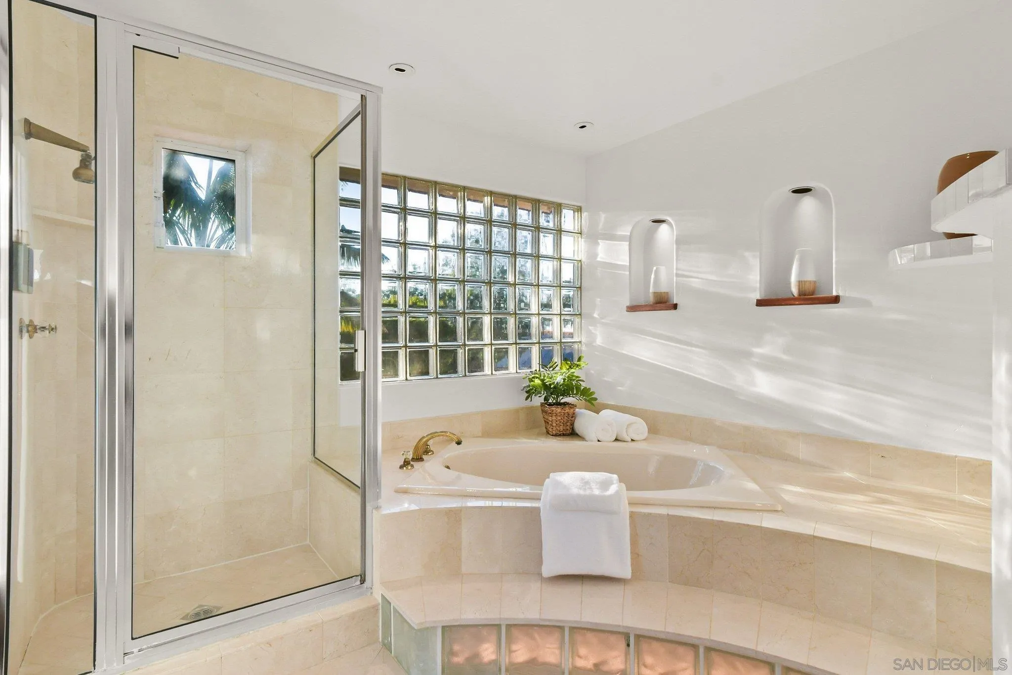 https://cdn.realtyfeed.com/cdn/127/260006929/3d3308ca83fef40d1e3f34c2a068c424.webp