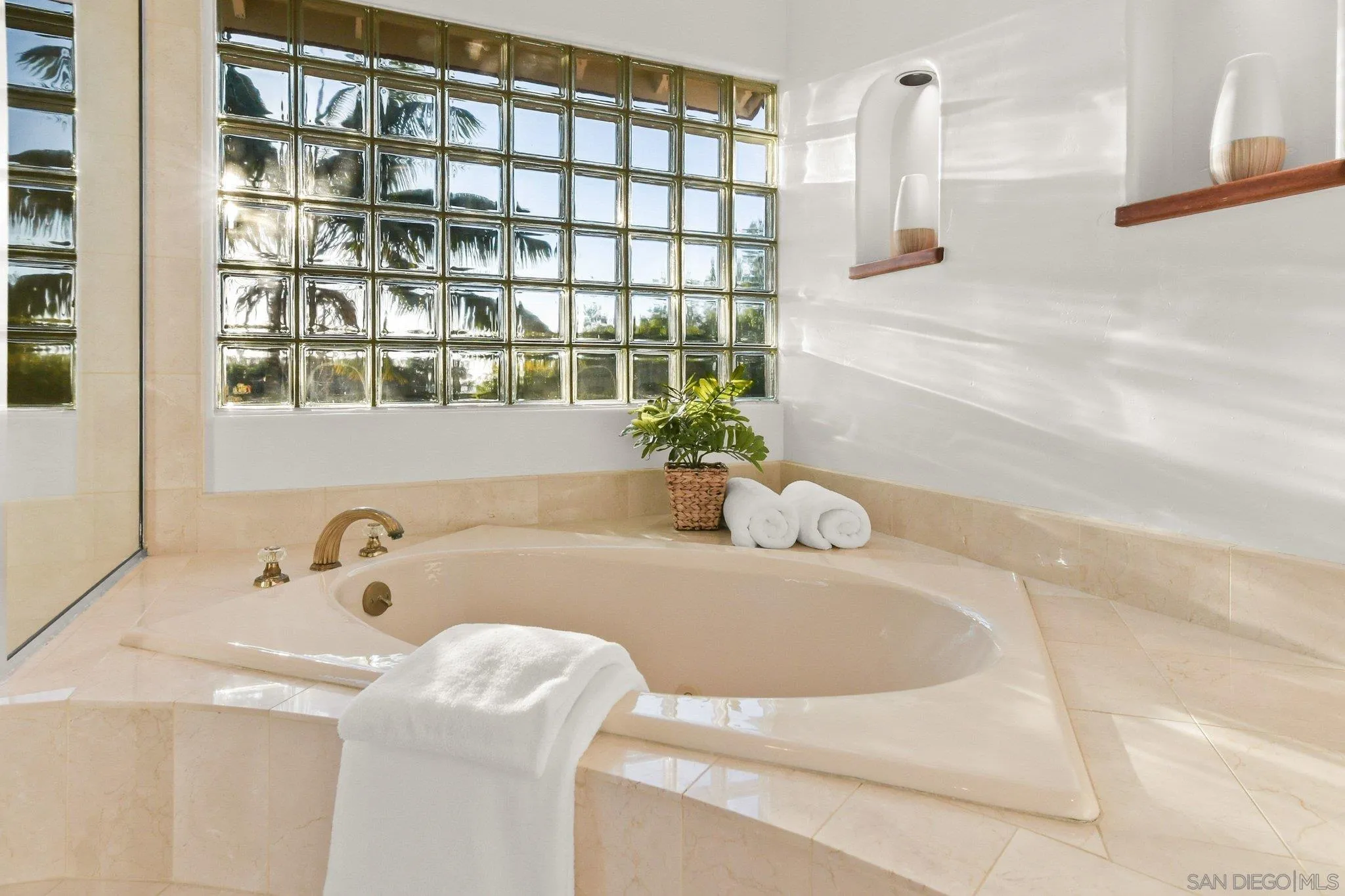 https://cdn.realtyfeed.com/cdn/127/260006929/9d3ca0417500a3a8cda31bb2c15a93f0.webp